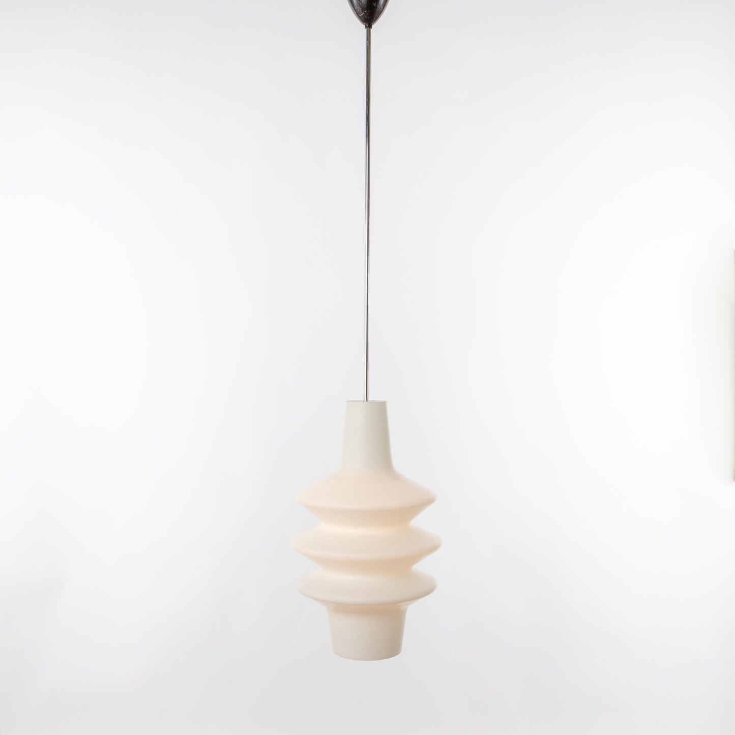 Taklampa i glas, 1950-tal. Totalöjd 135cm och diameter 30cm. 1950’s ceiling lamp in glass. Total height: 135cm/53,1″ and diameter 30cm/11,8″