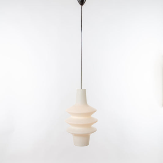Taklampa i glas, 1950-tal. Totalöjd 135cm och diameter 30cm. 1950’s ceiling lamp in glass. Total height: 135cm/53,1″ and diameter 30cm/11,8″
