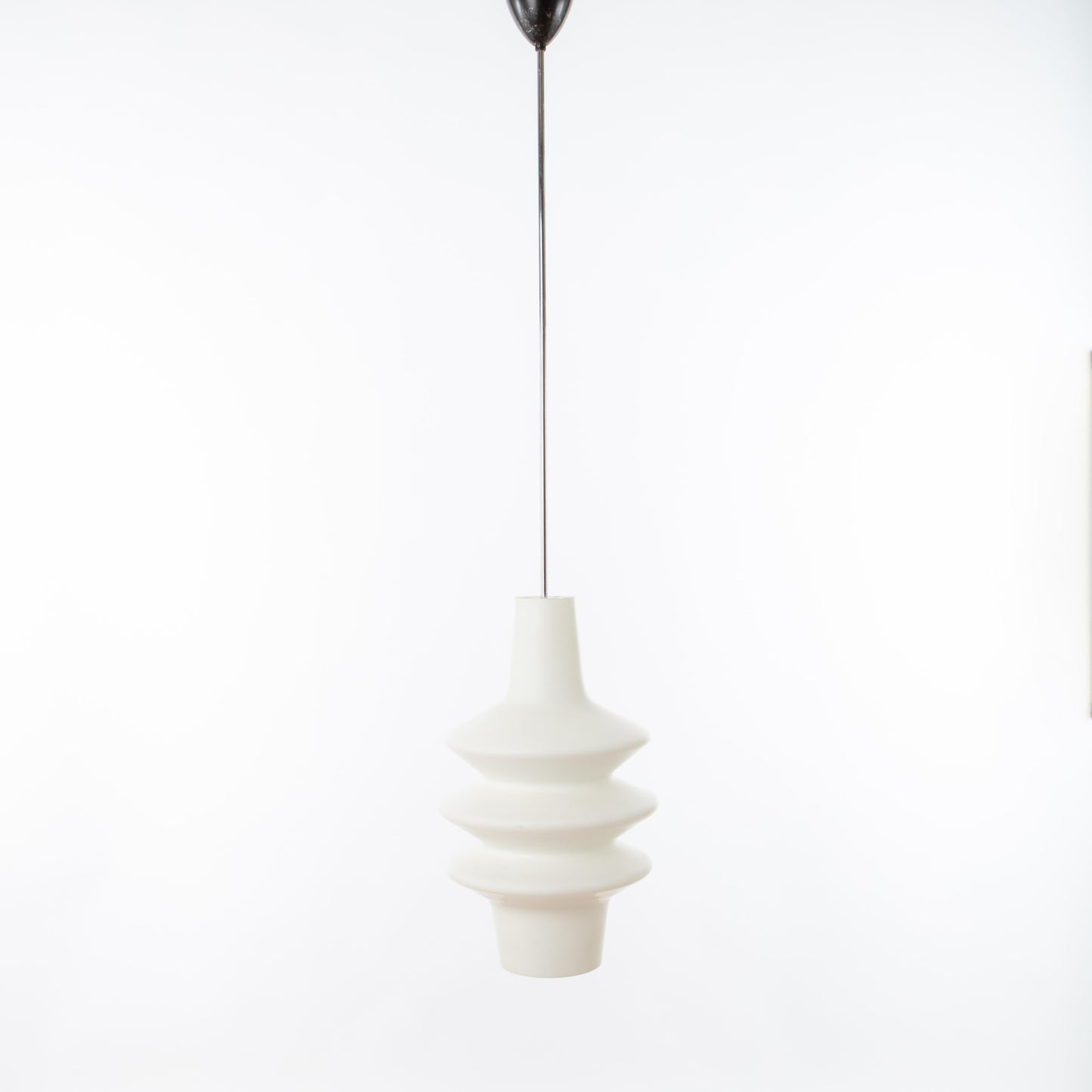 Taklampa i glas, 1950-tal. Totalöjd 135cm och diameter 30cm. 1950’s ceiling lamp in glass. Total height: 135cm/53,1″ and diameter 30cm/11,8″