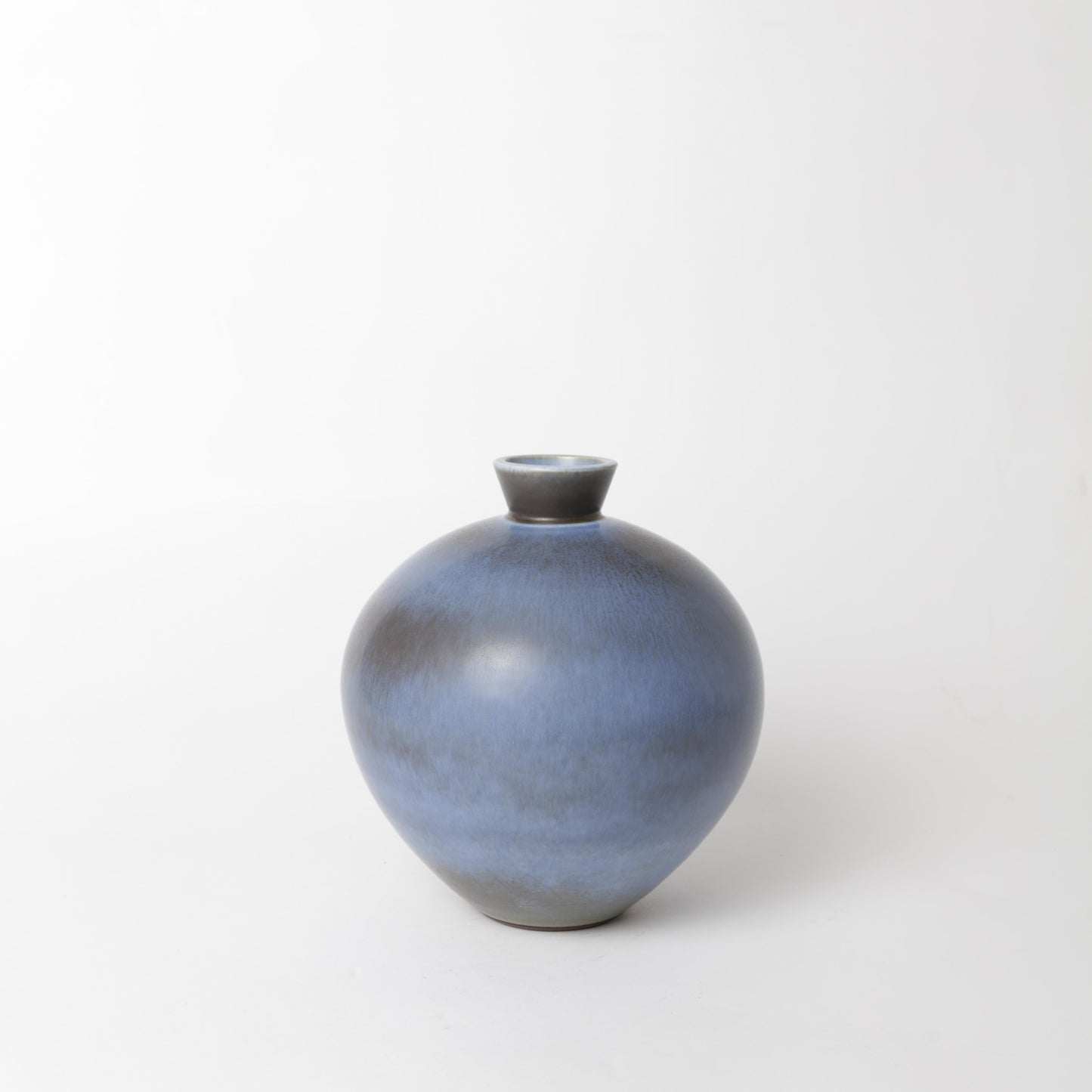 Stengodsvas från Gustavsberg år 1976 av Berndt Friberg, med harpälsglasyr. Signerad Friberg 1976 samt Studiohanden. 20cm hög. Stoneware vase by Berndt Friberg 1976 for Gustavsberg. Harefur glaze. Signed Friberg 1976 and the ”Studio Hand” H: 20cm/7,9″