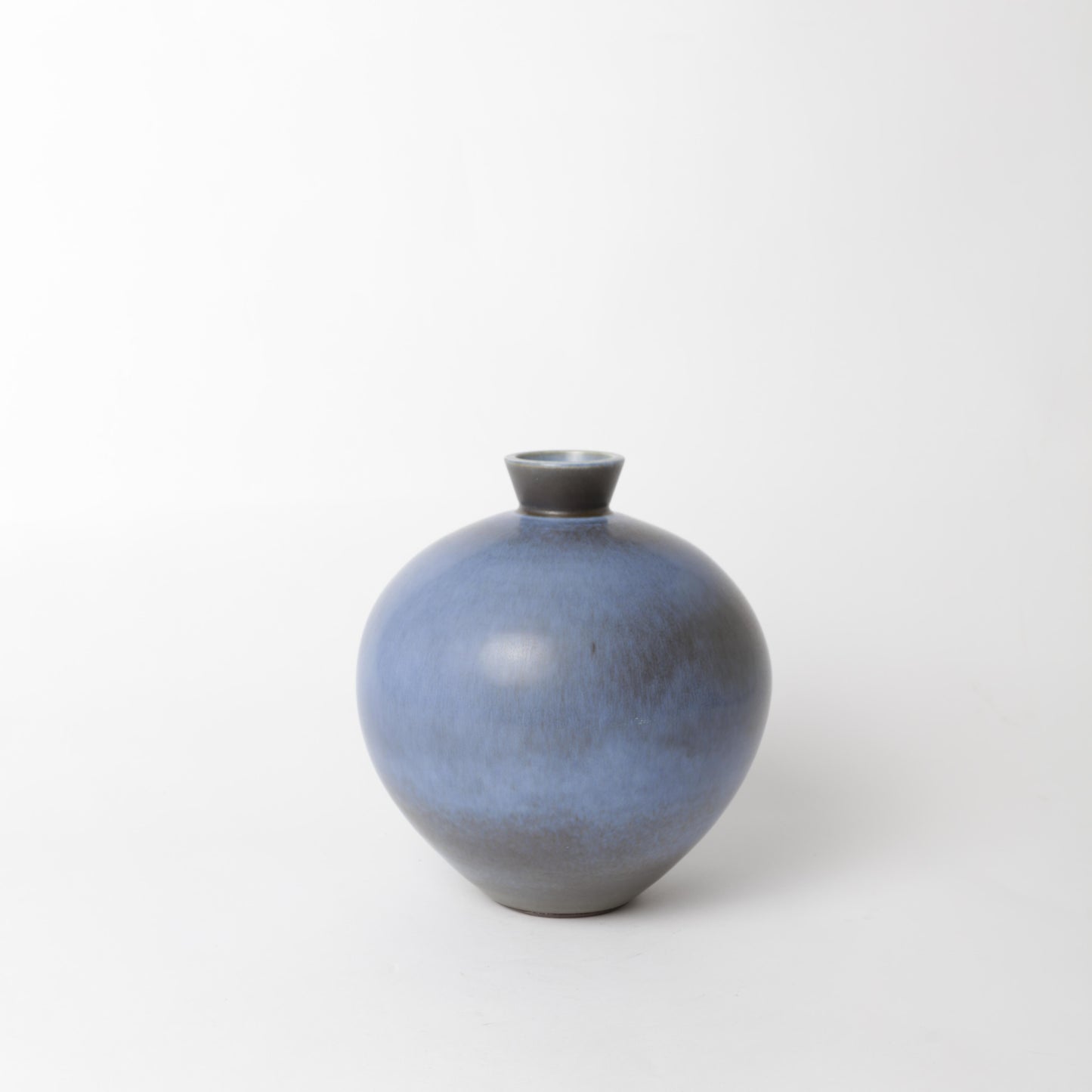 Stengodsvas från Gustavsberg år 1976 av Berndt Friberg, med harpälsglasyr. Signerad Friberg 1976 samt Studiohanden. 20cm hög. Stoneware vase by Berndt Friberg 1976 for Gustavsberg. Harefur glaze. Signed Friberg 1976 and the ”Studio Hand” H: 20cm/7,9″