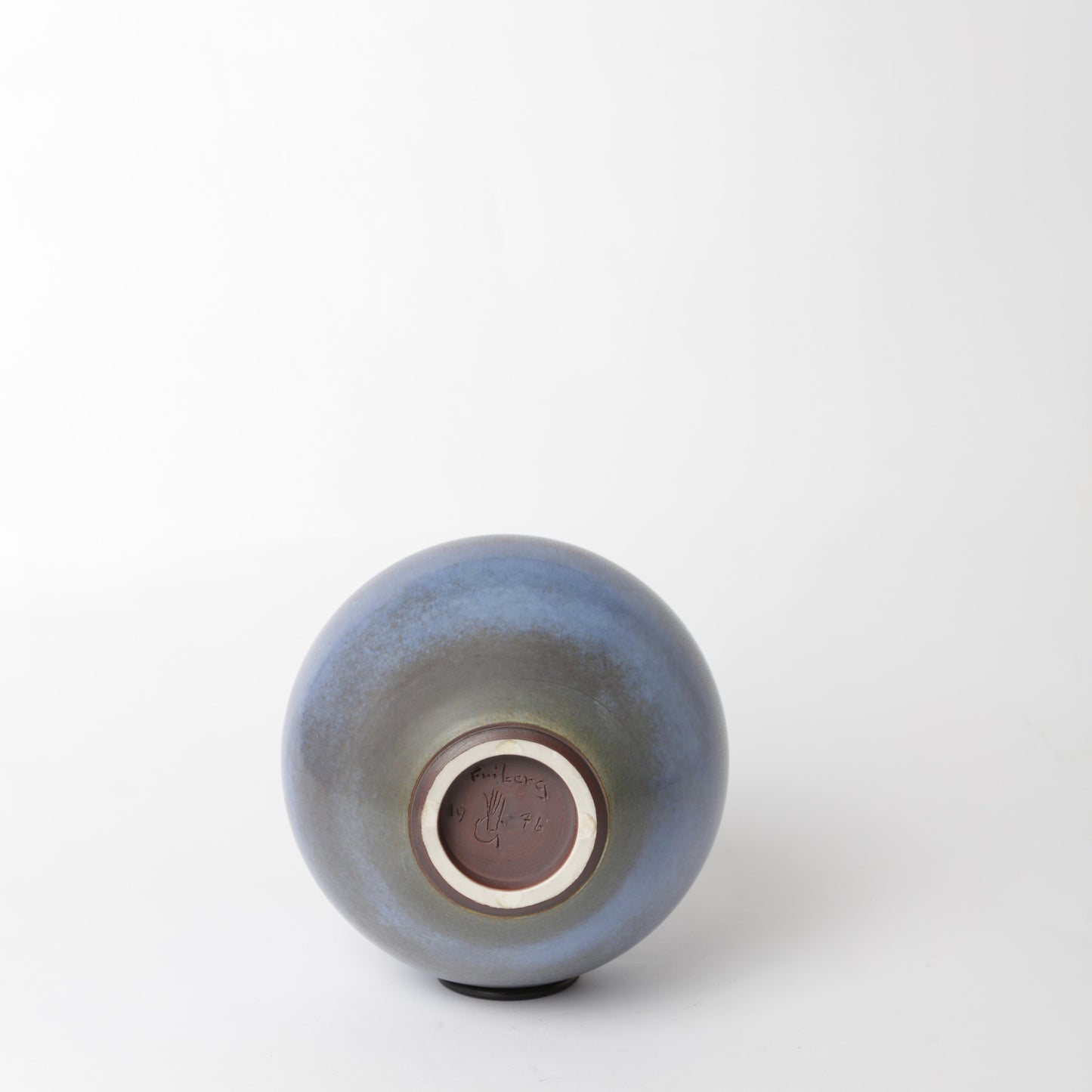 Stengodsvas från Gustavsberg år 1976 av Berndt Friberg, med harpälsglasyr. Signerad Friberg 1976 samt Studiohanden. 20cm hög. Stoneware vase by Berndt Friberg 1976 for Gustavsberg. Harefur glaze. Signed Friberg 1976 and the ”Studio Hand” H: 20cm/7,9″