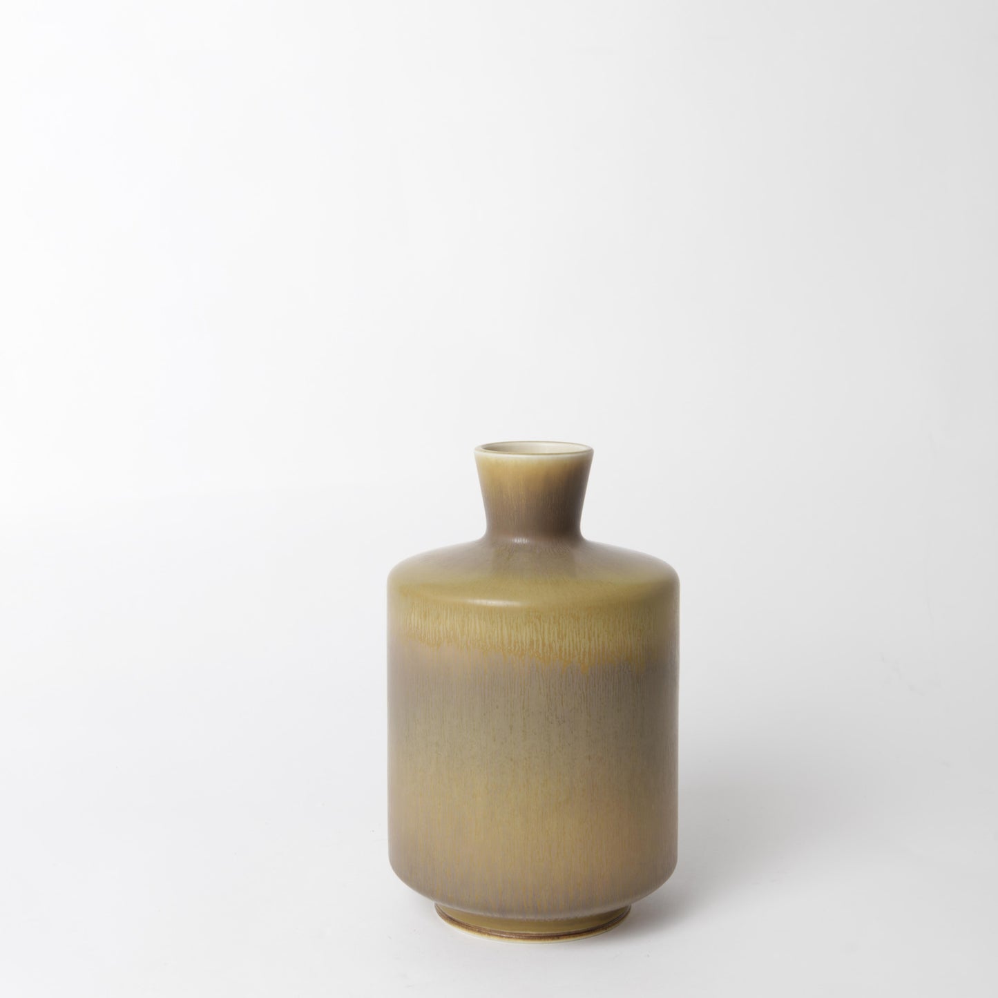 Stengodsvas från Gustavsberg år 1966 av Berndt Friberg med harpälsglasyr. 21cm hög. Stoneware vase by Berndt Friberg in 1966 for Gustavsberg. Harefur glaze. H: 21cm/8,3″