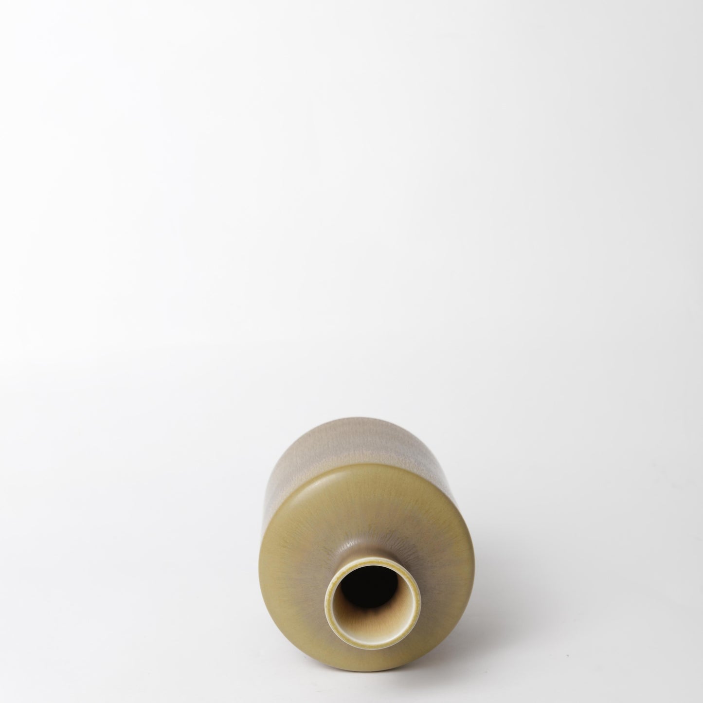 Stengodsvas från Gustavsberg år 1966 av Berndt Friberg med harpälsglasyr. 21cm hög. Stoneware vase by Berndt Friberg in 1966 for Gustavsberg. Harefur glaze. H: 21cm/8,3″