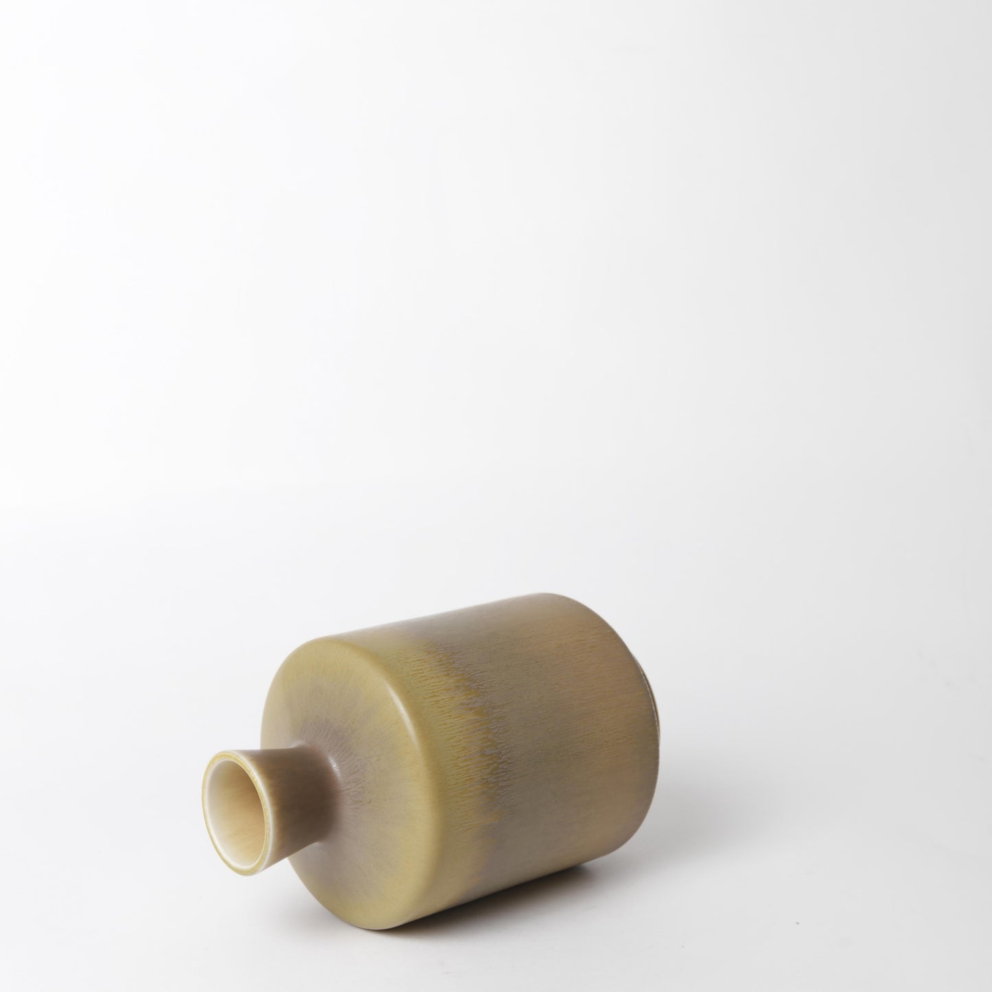 Stengodsvas från Gustavsberg år 1966 av Berndt Friberg med harpälsglasyr. 21cm hög. Stoneware vase by Berndt Friberg in 1966 for Gustavsberg. Harefur glaze. H: 21cm/8,3″