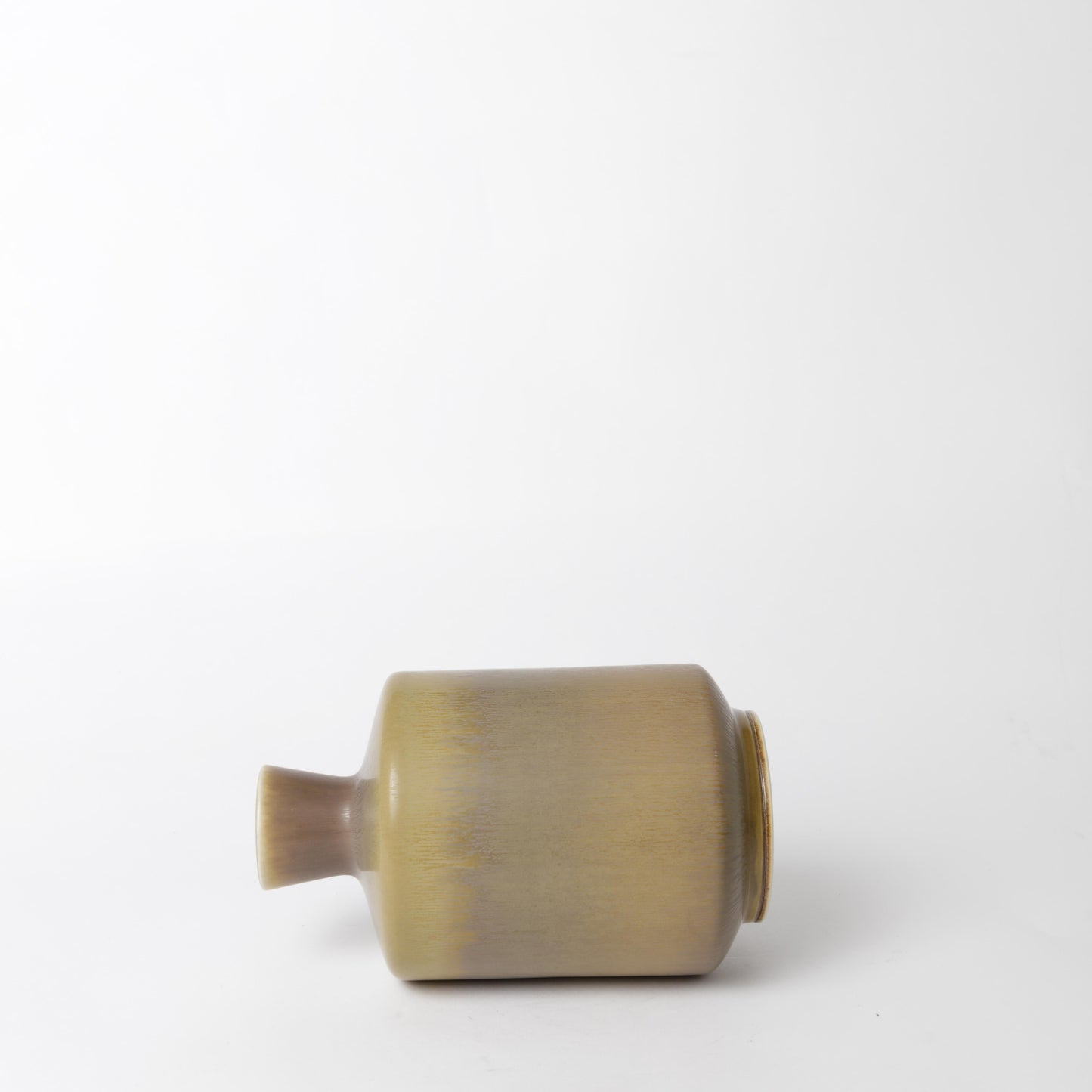 Stengodsvas från Gustavsberg år 1966 av Berndt Friberg med harpälsglasyr. 21cm hög. Stoneware vase by Berndt Friberg in 1966 for Gustavsberg. Harefur glaze. H: 21cm/8,3″