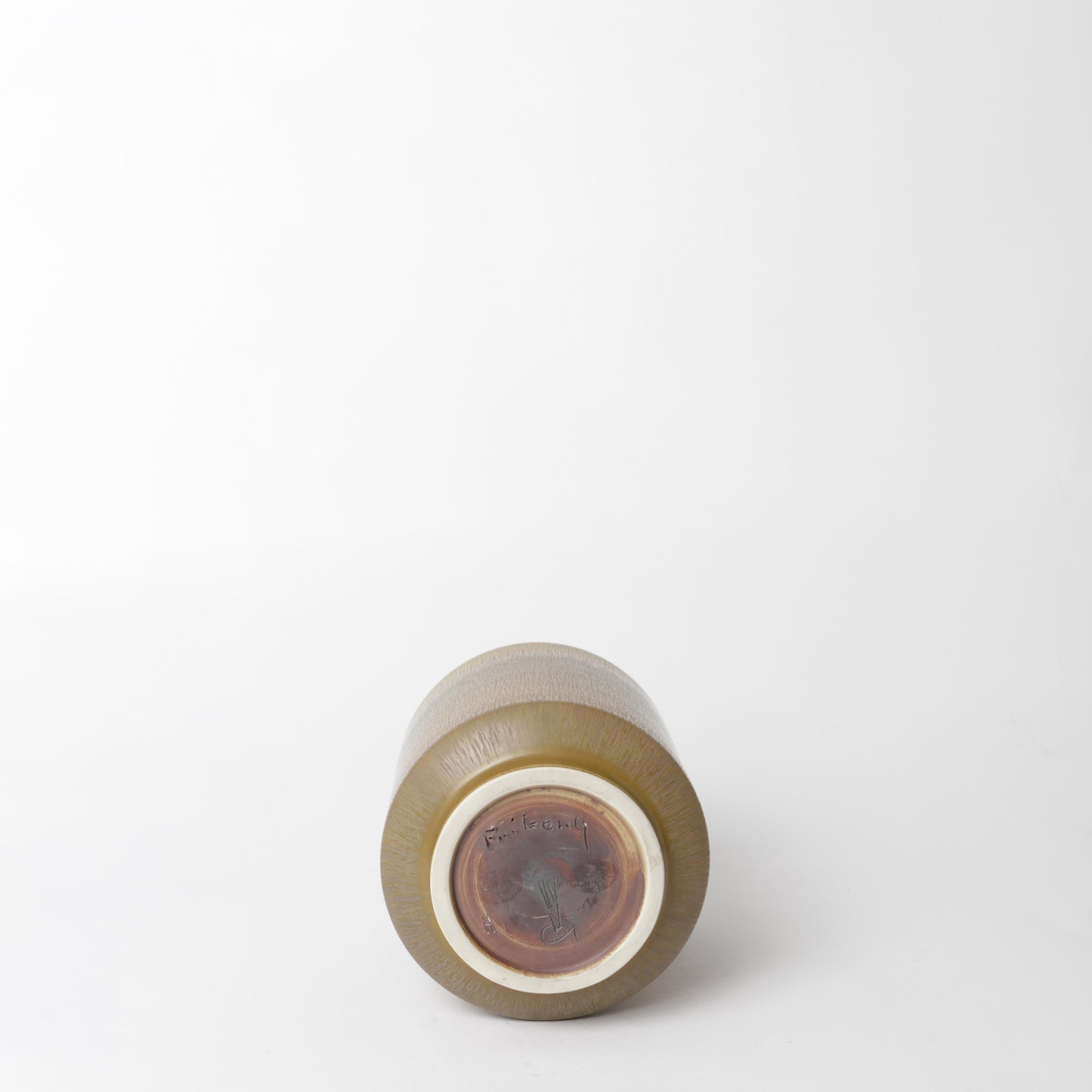 Stengodsvas från Gustavsberg år 1966 av Berndt Friberg med harpälsglasyr. 21cm hög. Stoneware vase by Berndt Friberg in 1966 for Gustavsberg. Harefur glaze. H: 21cm/8,3″