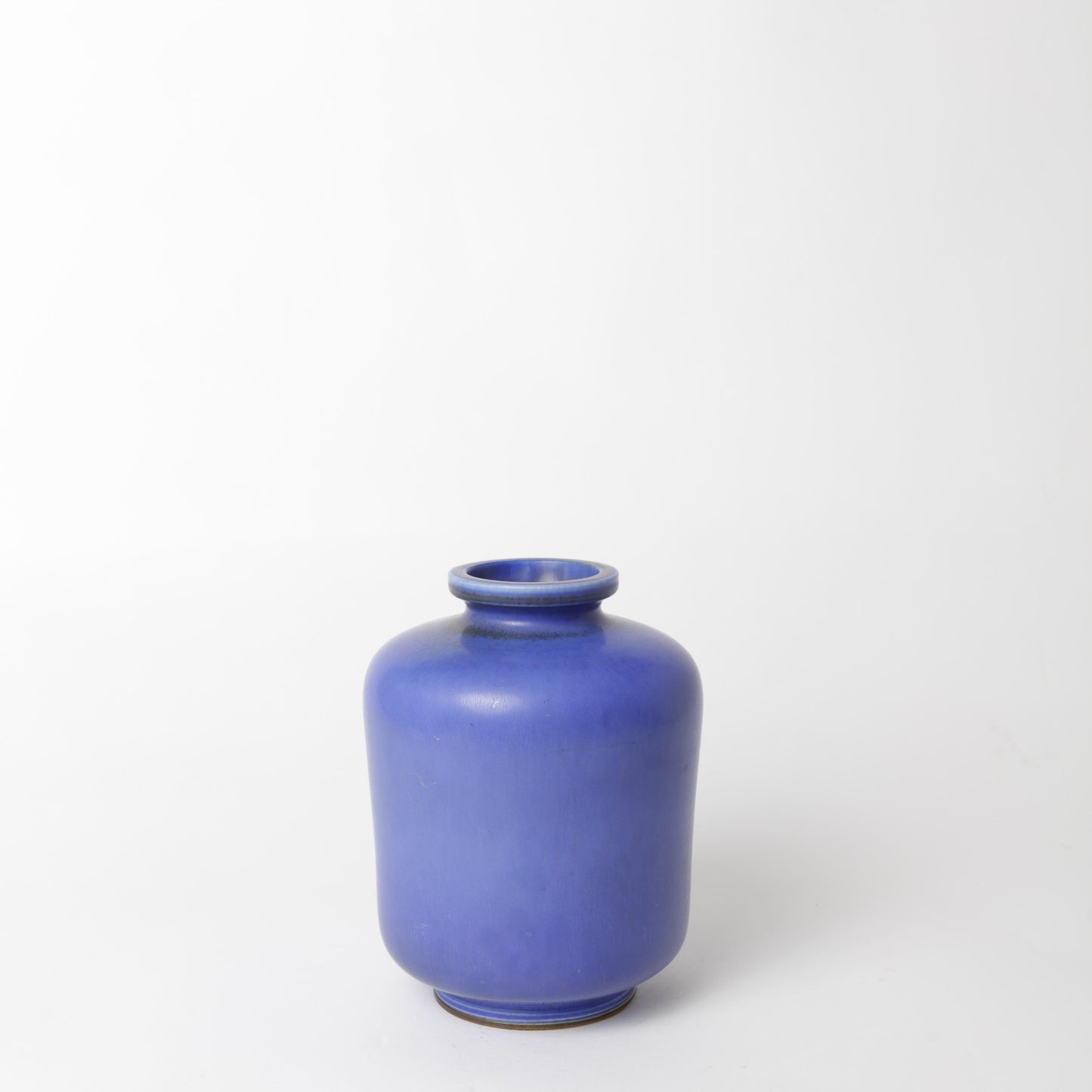 Stengodsvas från Gustavsberg år 1964 av Berndt Friberg med harpälsglasyr. 17,5cm hög. Stoneware vase by Berndt Friberg in 1964 for Gustavsberg. Harefur glaze. H: 17,5cm/6,9″