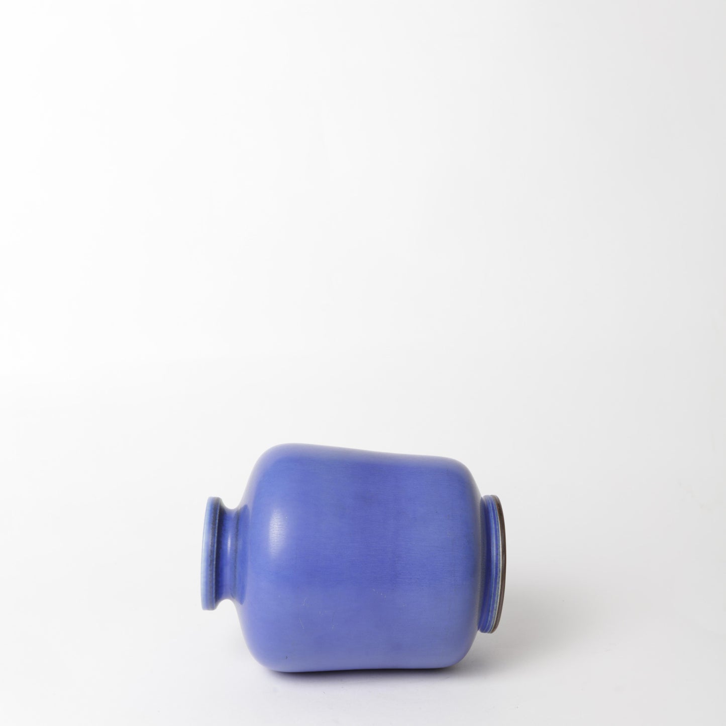 Stengodsvas från Gustavsberg år 1964 av Berndt Friberg med harpälsglasyr. 17,5cm hög. Stoneware vase by Berndt Friberg in 1964 for Gustavsberg. Harefur glaze. H: 17,5cm/6,9″