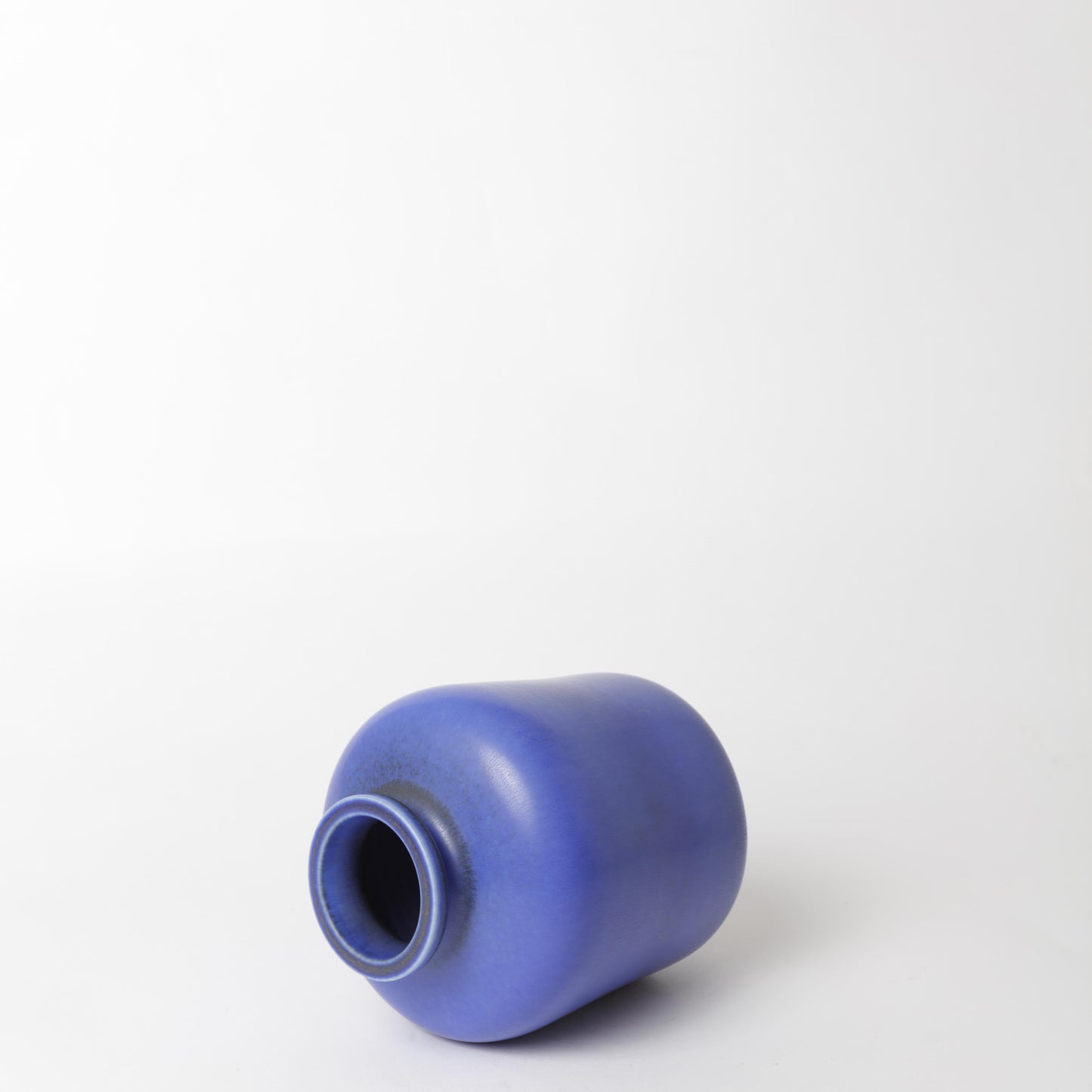 Stengodsvas från Gustavsberg år 1964 av Berndt Friberg med harpälsglasyr. 17,5cm hög. Stoneware vase by Berndt Friberg in 1964 for Gustavsberg. Harefur glaze. H: 17,5cm/6,9″