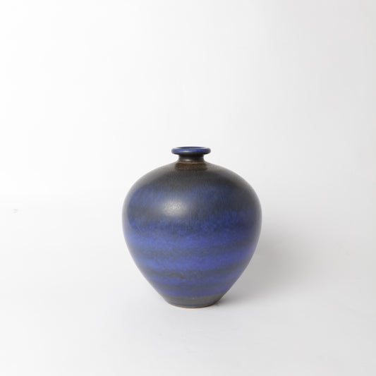 Stengodsvas från Gustavsberg år 1966 av Berndt Friberg med harpälsglasyr. Signerad Friberg H samt Studiohanden. 25cm hög. Stoneware vase by Berndt Friberg 1966 for Gustavsberg. Signed Friberg H and the "Studio Hand" Harefur glaze. H: 25cm/9,8″