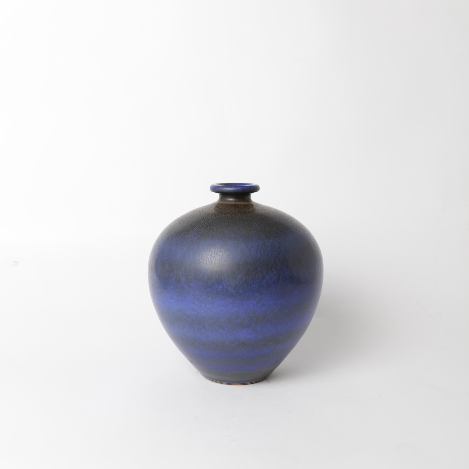 Stengodsvas från Gustavsberg år 1966 av Berndt Friberg med harpälsglasyr. Signerad Friberg H samt Studiohanden. 25cm hög. Stoneware vase by Berndt Friberg 1966 for Gustavsberg. Signed Friberg H and the "Studio Hand" Harefur glaze. H: 25cm/9,8″