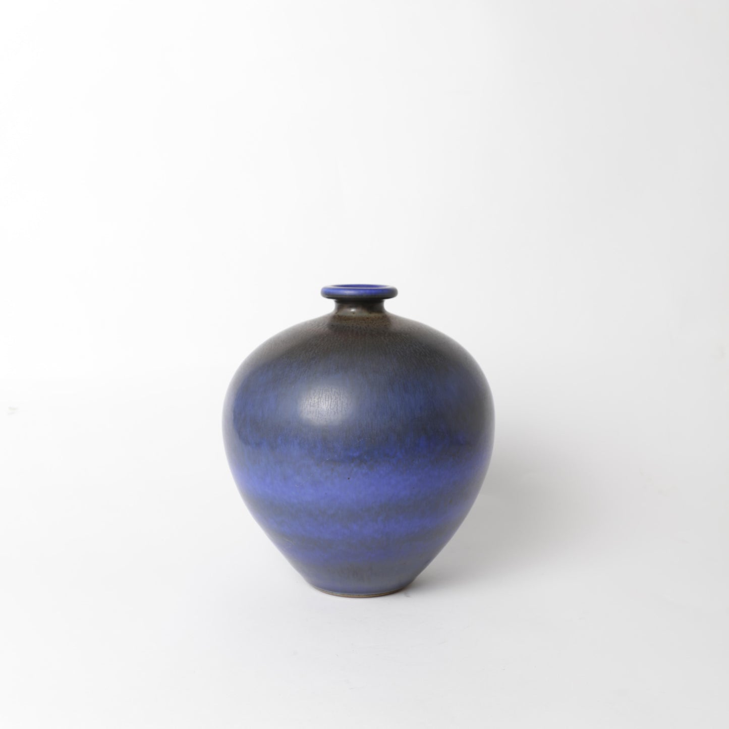 Stengodsvas från Gustavsberg år 1966 av Berndt Friberg med harpälsglasyr. Signerad Friberg H samt Studiohanden. 25cm hög. Stoneware vase by Berndt Friberg 1966 for Gustavsberg. Signed Friberg H and the "Studio Hand" Harefur glaze. H: 25cm/9,8″