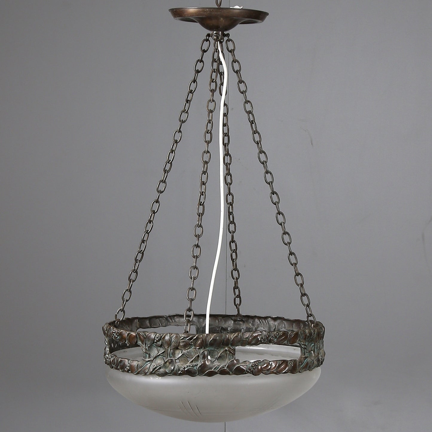Jugendtaklampa i brons från Böhlmarks, 1910-tal. 80cm hög och diam. 42,5cm An art nouveau ceiling light in bronze. Made by Böhlmarks around 1910. H: 80cm/31,5″ and diam. 42,5cm/16,7″