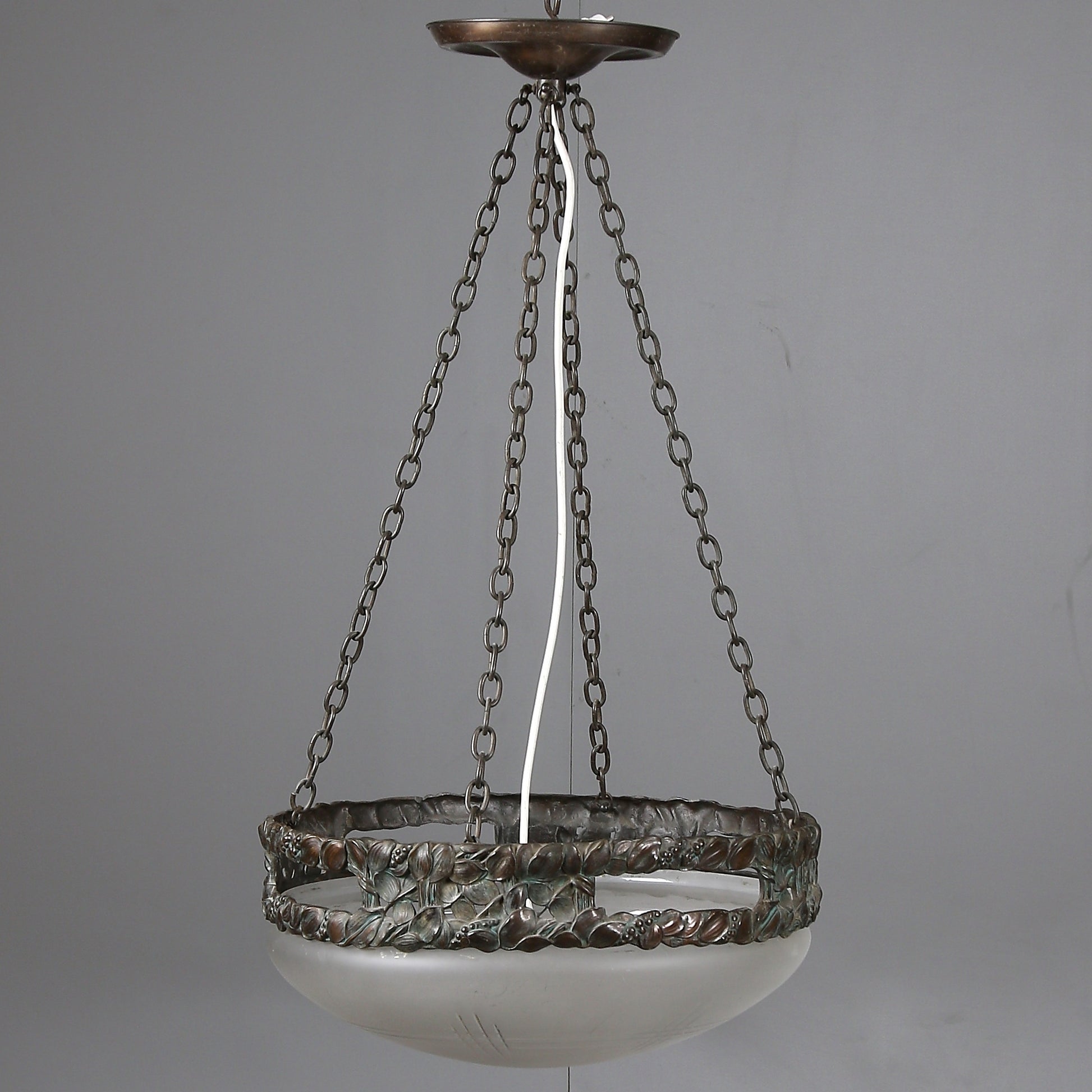 Jugendtaklampa i brons från Böhlmarks, 1910-tal. 80cm hög och diam. 42,5cm An art nouveau ceiling light in bronze. Made by Böhlmarks around 1910. H: 80cm/31,5″ and diam. 42,5cm/16,7″