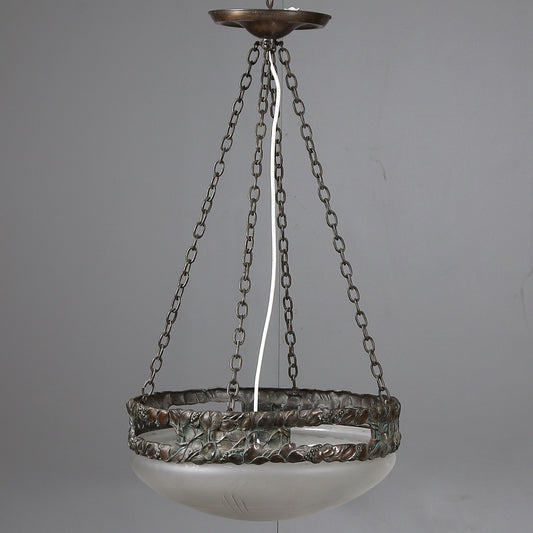 Jugendtaklampa i brons från Böhlmarks, 1910-tal. 80cm hög och diam. 42,5cm An art nouveau ceiling light in bronze. Made by Böhlmarks around 1910. H: 80cm/31,5″ and diam. 42,5cm/16,7″