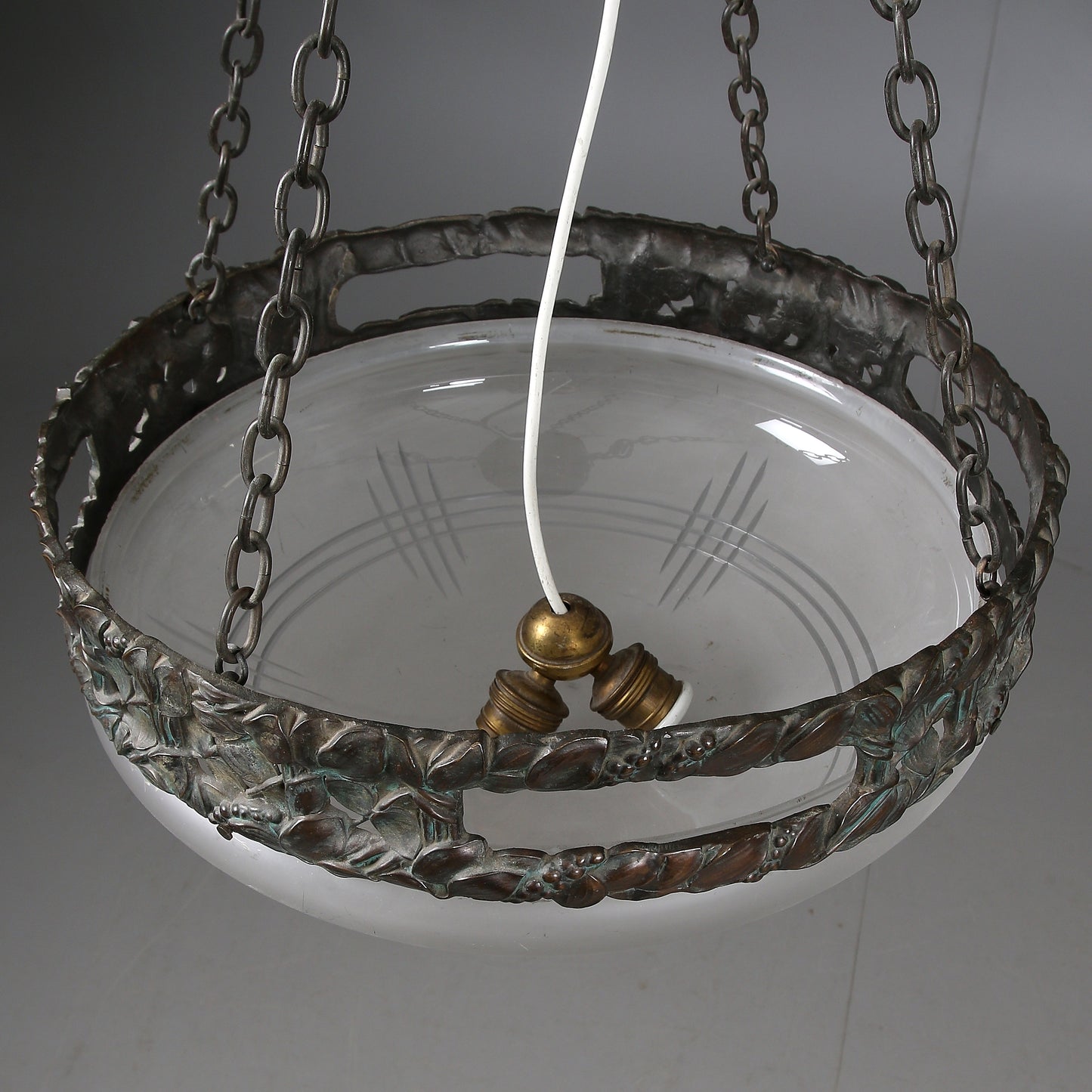 Jugendtaklampa i brons från Böhlmarks, 1910-tal. 80cm hög och diam. 42,5cm An art nouveau ceiling light in bronze. Made by Böhlmarks around 1910. H: 80cm/31,5″ and diam. 42,5cm/16,7″