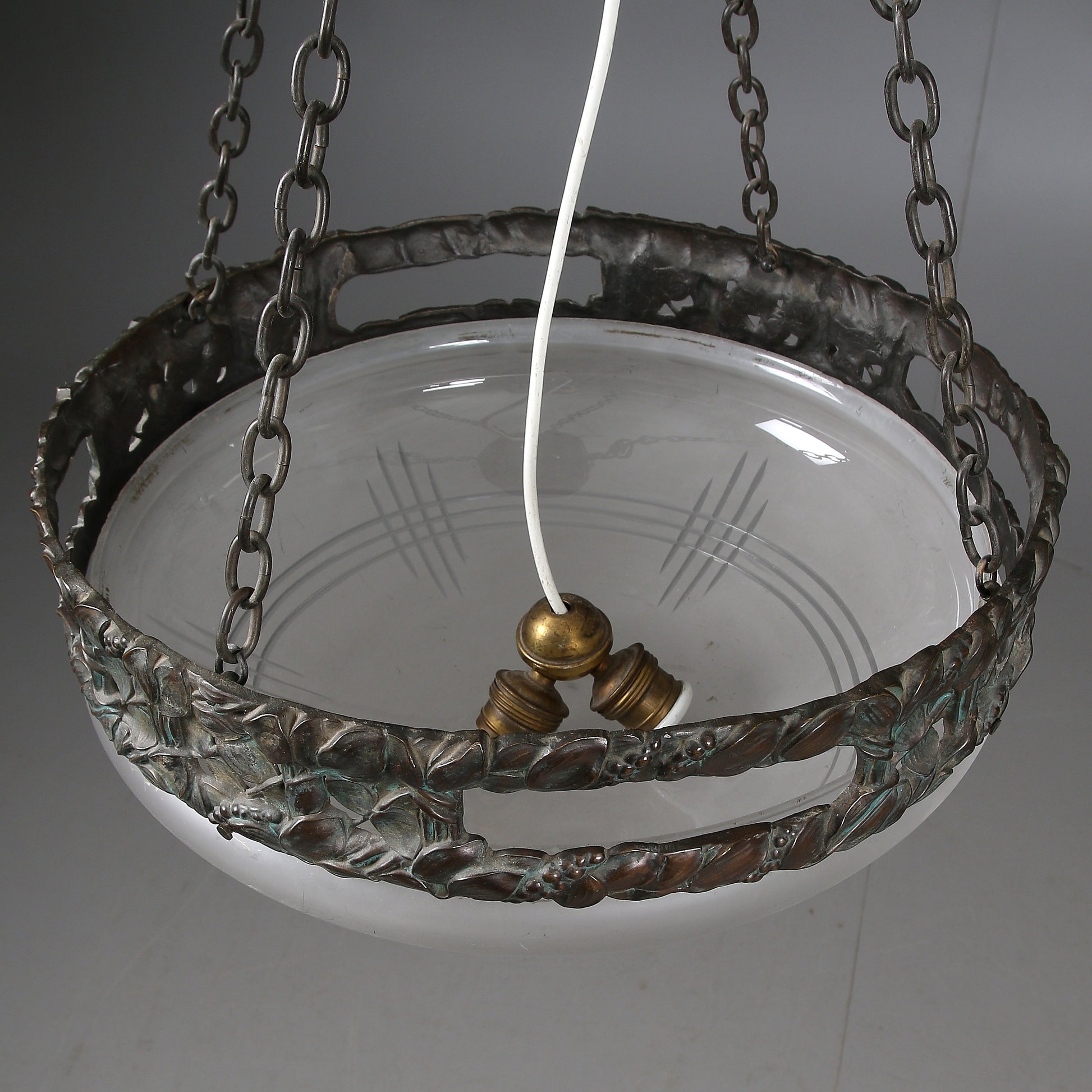 Jugendtaklampa i brons från Böhlmarks, 1910-tal. 80cm hög och diam. 42,5cm An art nouveau ceiling light in bronze. Made by Böhlmarks around 1910. H: 80cm/31,5″ and diam. 42,5cm/16,7″