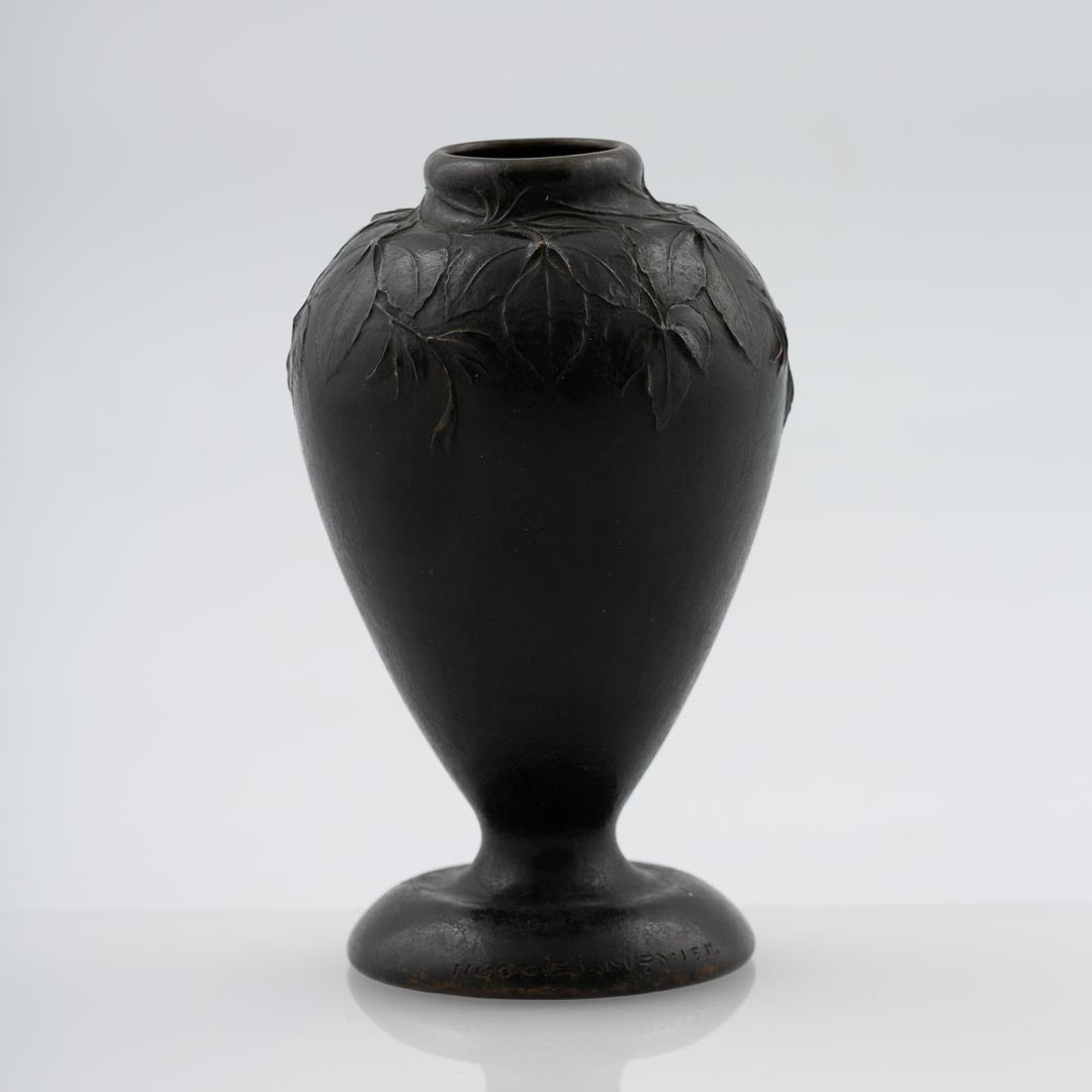Vas från Hugo Elmqvist i brons med reliefdekor. Signerad Hugo Elmqvist. 17cm hög. Hugo Elmqvist bronze art nouveau vase. H: 17cm/6,7″. Signed Hugo Elmqvist