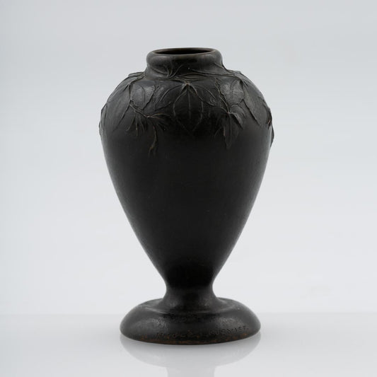 Vas från Hugo Elmqvist i brons med reliefdekor. Signerad Hugo Elmqvist. 17cm hög. Hugo Elmqvist bronze art nouveau vase. H: 17cm/6,7″. Signed Hugo Elmqvist