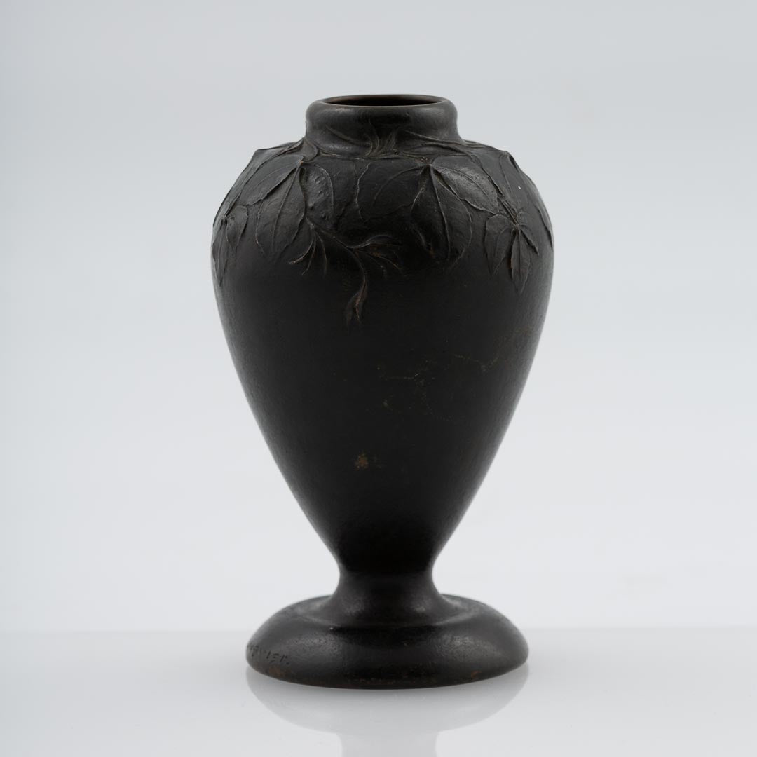 Vas från Hugo Elmqvist i brons med reliefdekor. Signerad Hugo Elmqvist. 17cm hög. Hugo Elmqvist bronze art nouveau vase. H: 17cm/6,7″. Signed Hugo Elmqvist