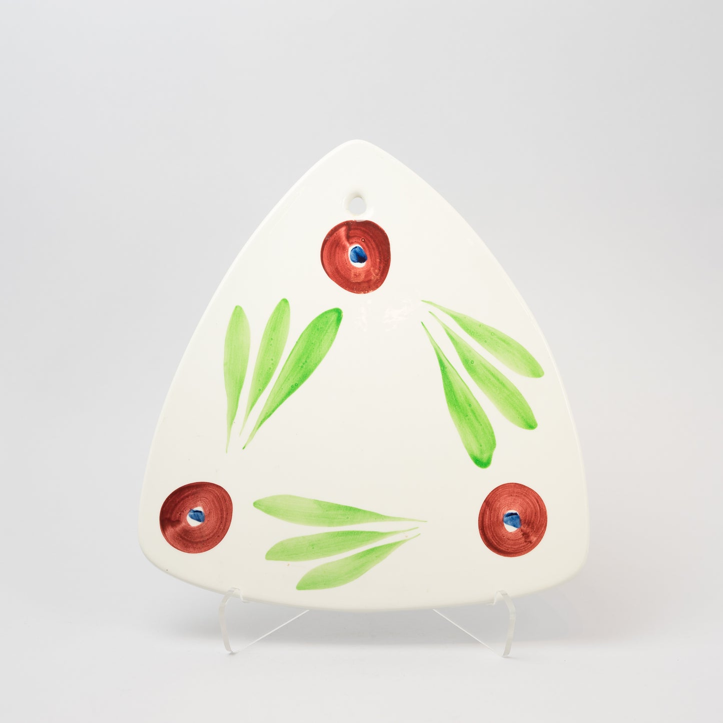 Uppläggningsfat/skärbräda i serien Tina av Rörstrand. 28,5cm X 26,5cm. Porcelain platter in the Tina series by Rörstrand. 28,5cm/11,2″ X 26,5cm/10,4″