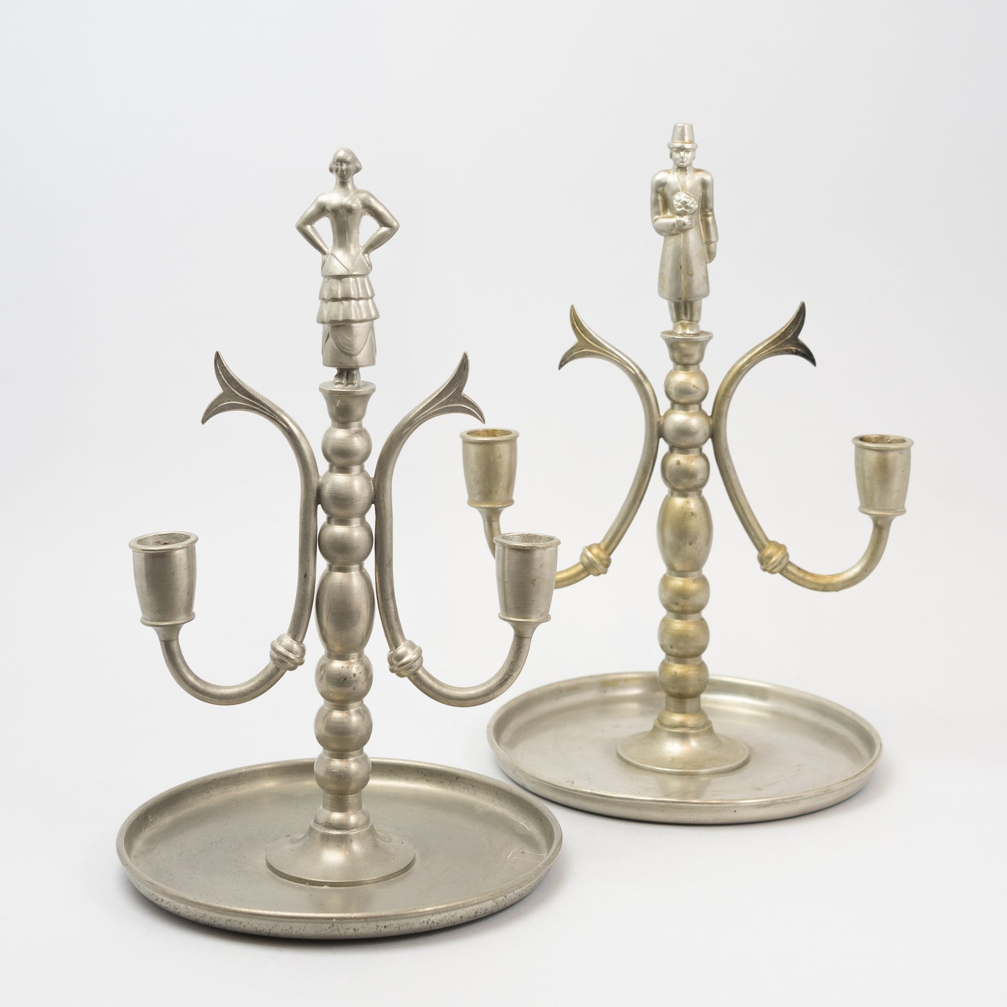Paret tennkandelabrar från Svenskt Tenn är 1929. 29cm höga. Pair of pewter candelabras by Svenskt Tenn, 1929. H: 29cm/11,4"