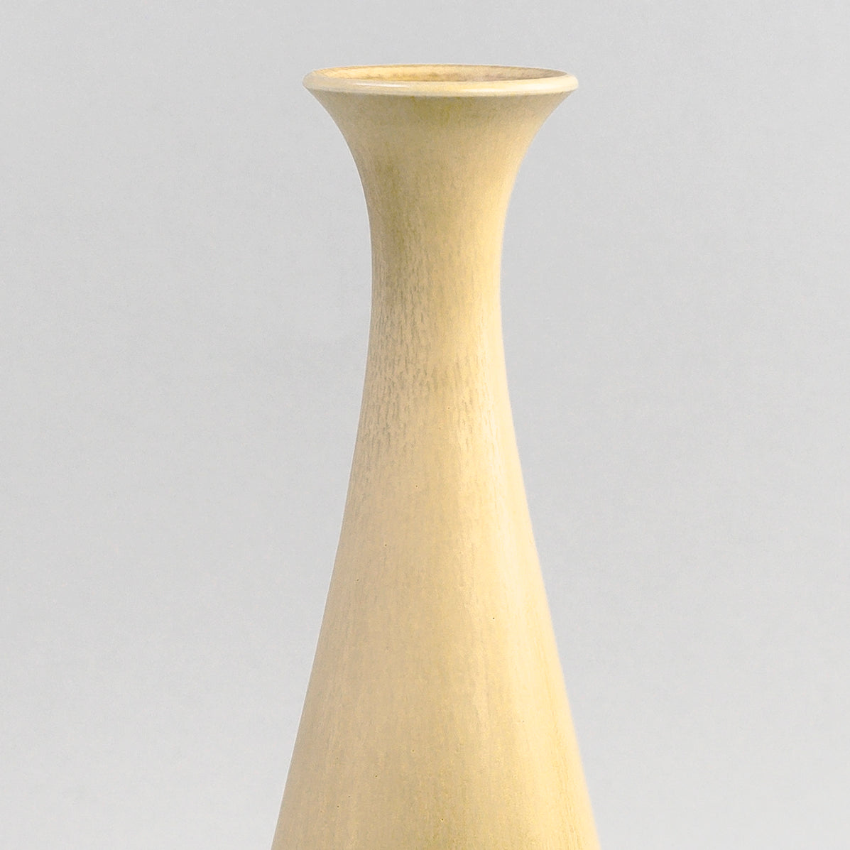 Stengodsvas från Gustavsberg av Berndt Friberg med harpälsglasyr. 29cm hög.