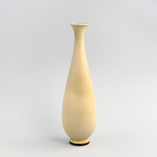 Stengodsvas från Gustavsberg av Berndt Friberg med harpälsglasyr. 29cm hög.