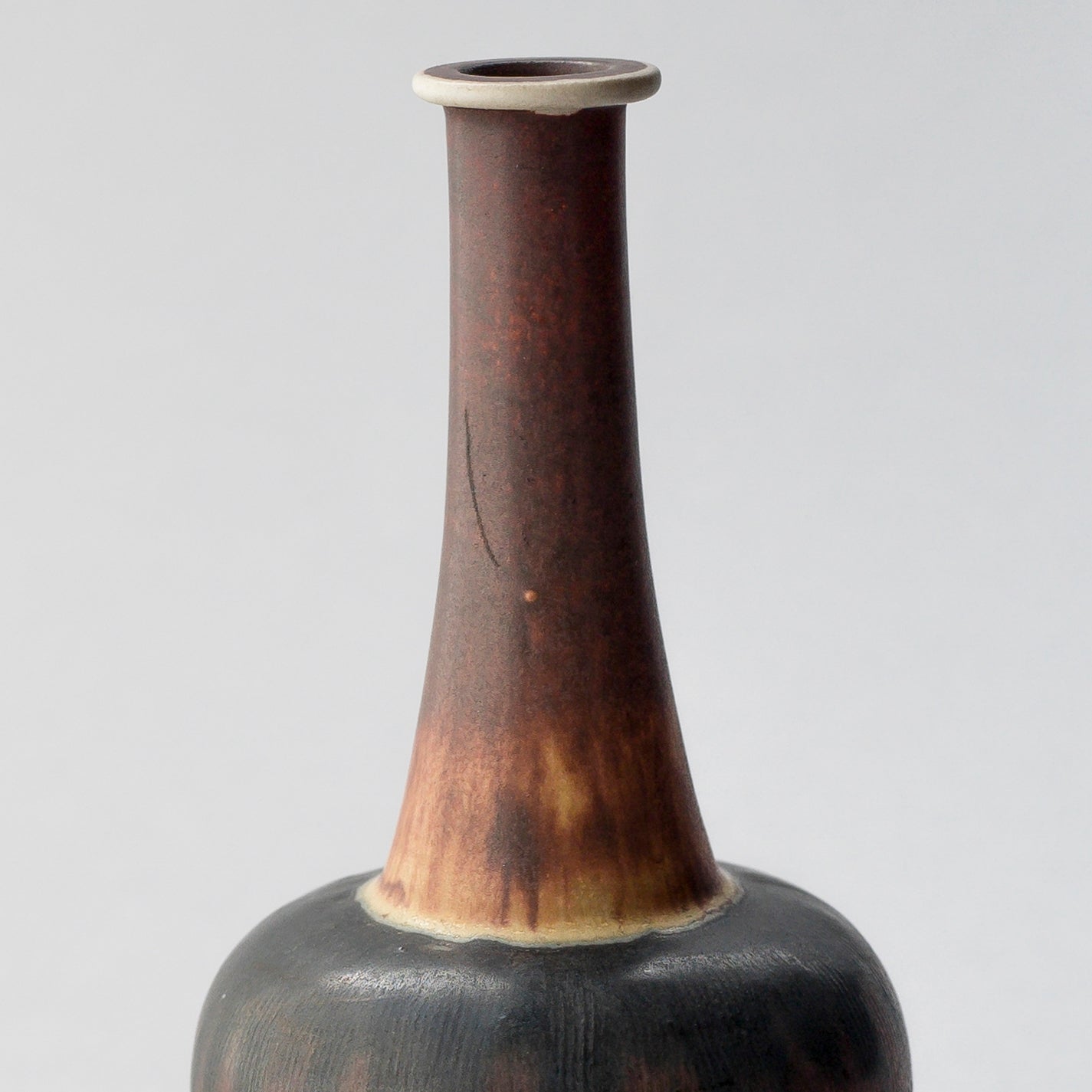 Vas i stengods, Farsta, av Wilhelm Kåge för Gustavsberg. Signerad Gustavsberg Kåge FARSTA samt Studiohanden. 13,5cm hög.