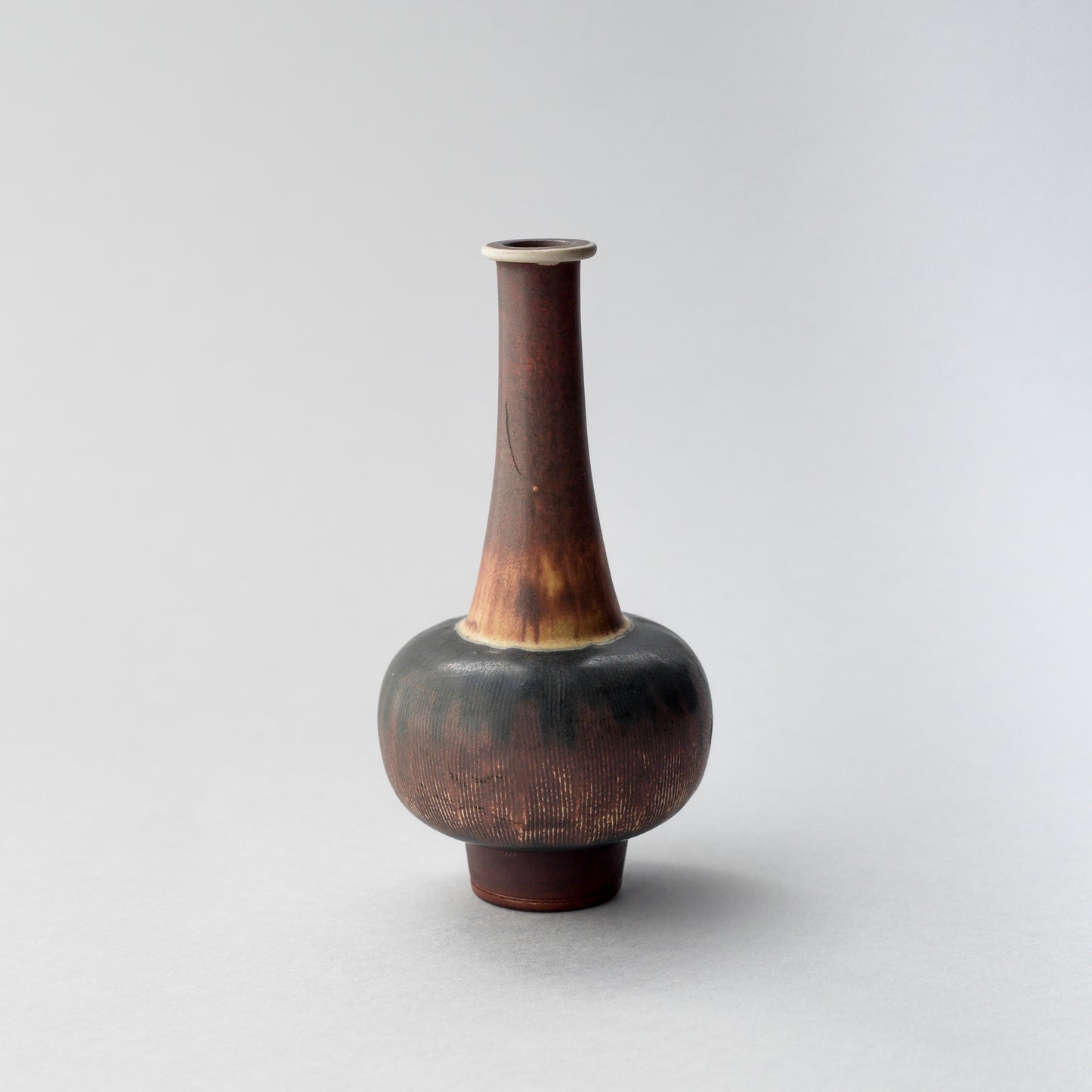 Vas i stengods, Farsta, av Wilhelm Kåge för Gustavsberg. Signerad Gustavsberg Kåge FARSTA samt Studiohanden. 13,5cm hög.
