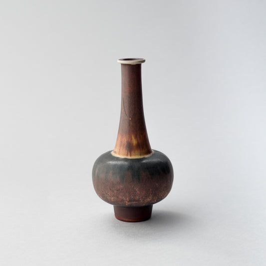 Vas i stengods, Farsta, av Wilhelm Kåge för Gustavsberg. Signerad Gustavsberg Kåge FARSTA samt Studiohanden. 13,5cm hög.