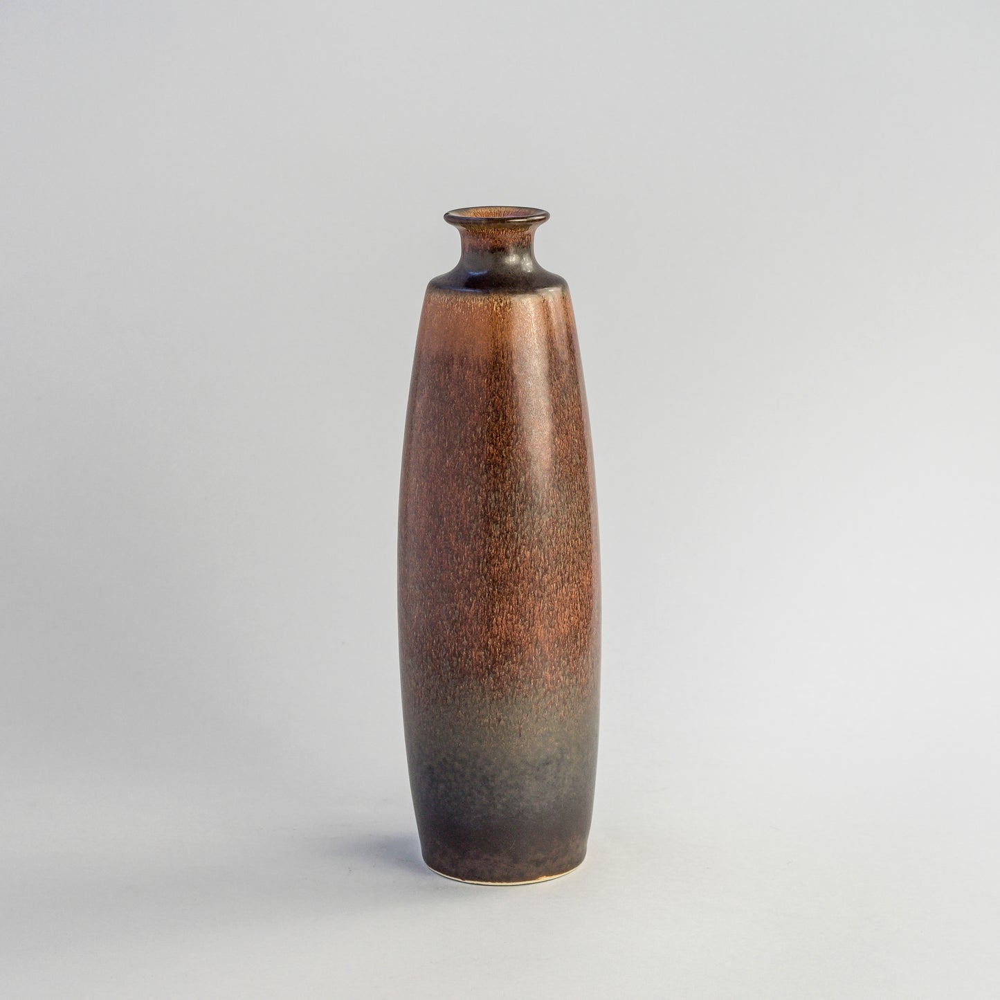 Stengodsvas av Carl-Harry Stålhane för Rörstrand. Signerad R CHS SWEDEN SAK. 26,5cm hög. Stoneware vase by Carl-Harry Stålhane for Rörstrand. Signed R CHS SWEDEN SAK. H: 26.5cm/10,4″
