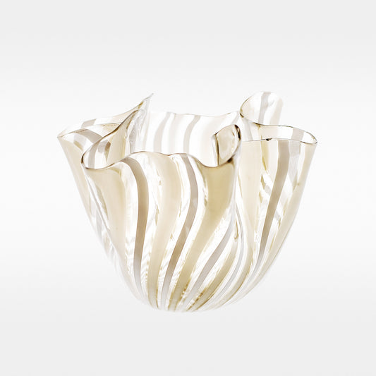 Näsduksskål ”Fazzoletto” av Fulvio Bianconi och Paolo Venini. 8cm hög. Fazzoletto bowl by Fulvio Bianconi and Paolo Venini for Venini. H: 8cm/3,1″.