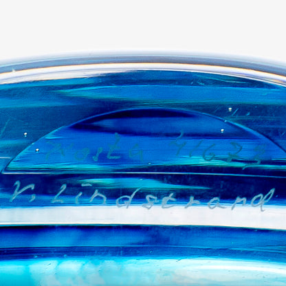 Vas, Colora från Kosta med blått underfång. Signerad KOSTA 41673. 17cm hög och 19cm lång Kosta vase Colora with blue underlay. H: 17cm/6,7" and L: 19cm/7,5". Signed KOSTA 41673.