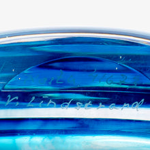 Ladda upp bild till gallerivisning, Vas, Colora från Kosta med blått underfång. Signerad KOSTA 41673. 17cm hög och 19cm lång Kosta vase Colora with blue underlay. H: 17cm/6,7&quot; and L: 19cm/7,5&quot;. Signed KOSTA 41673.
