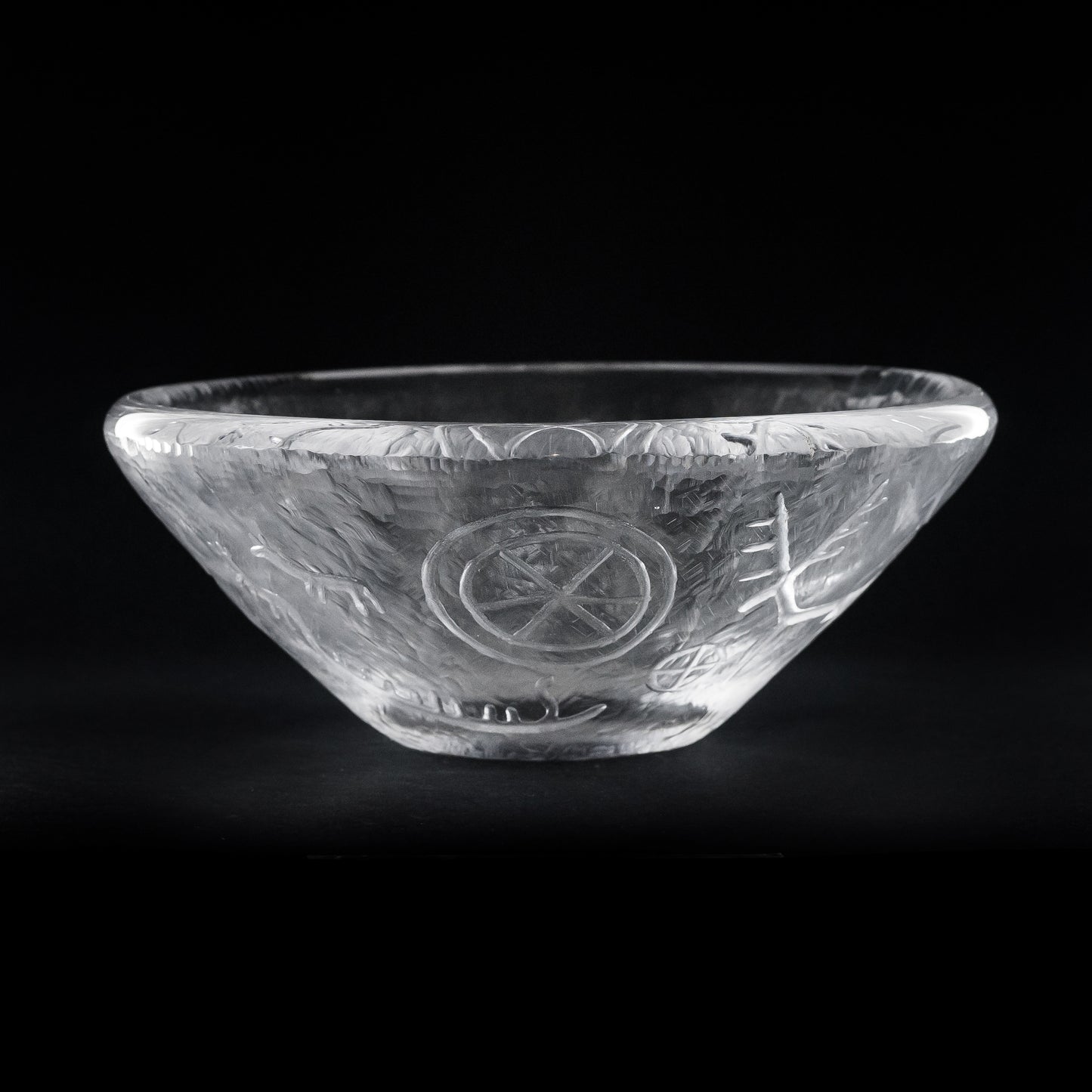 Formblåst skål från Kosta med slipade hällristningsmotiv. 1950-tal. Signerad Kosta O 2502. 10cm hög och diam. 26cm. Kosta bowl with stone age motif. H: 10cm/3,9″ D: 26cm/10,2″. Signed Kosta O 2502