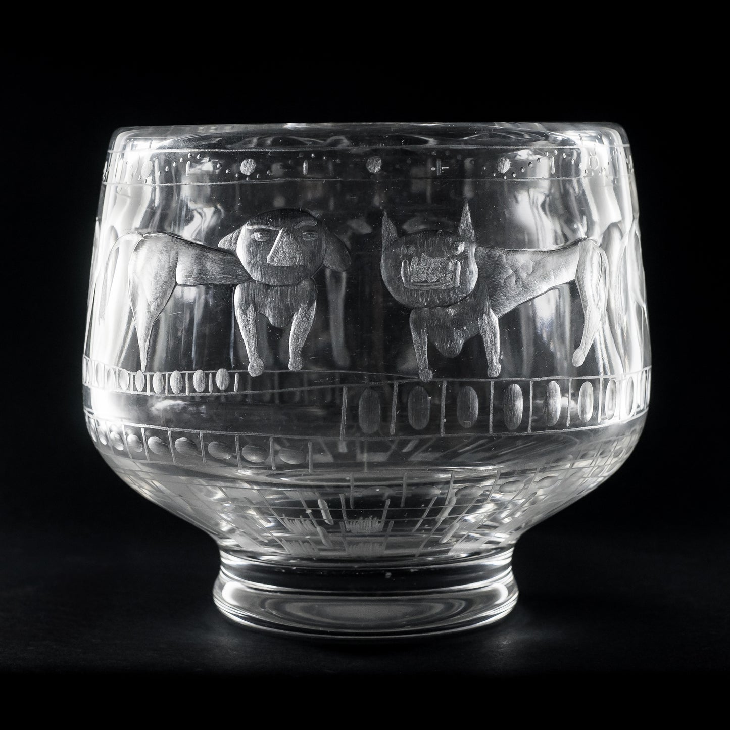 Vas från Boda i glas med slipat motiv. Signerad Boda H 290 1153. 20cm hög. Boda vase with cut motif. H: 20cm/7,5″ and Diam. 22cm/8,7. Signed Boda H 290 1153.