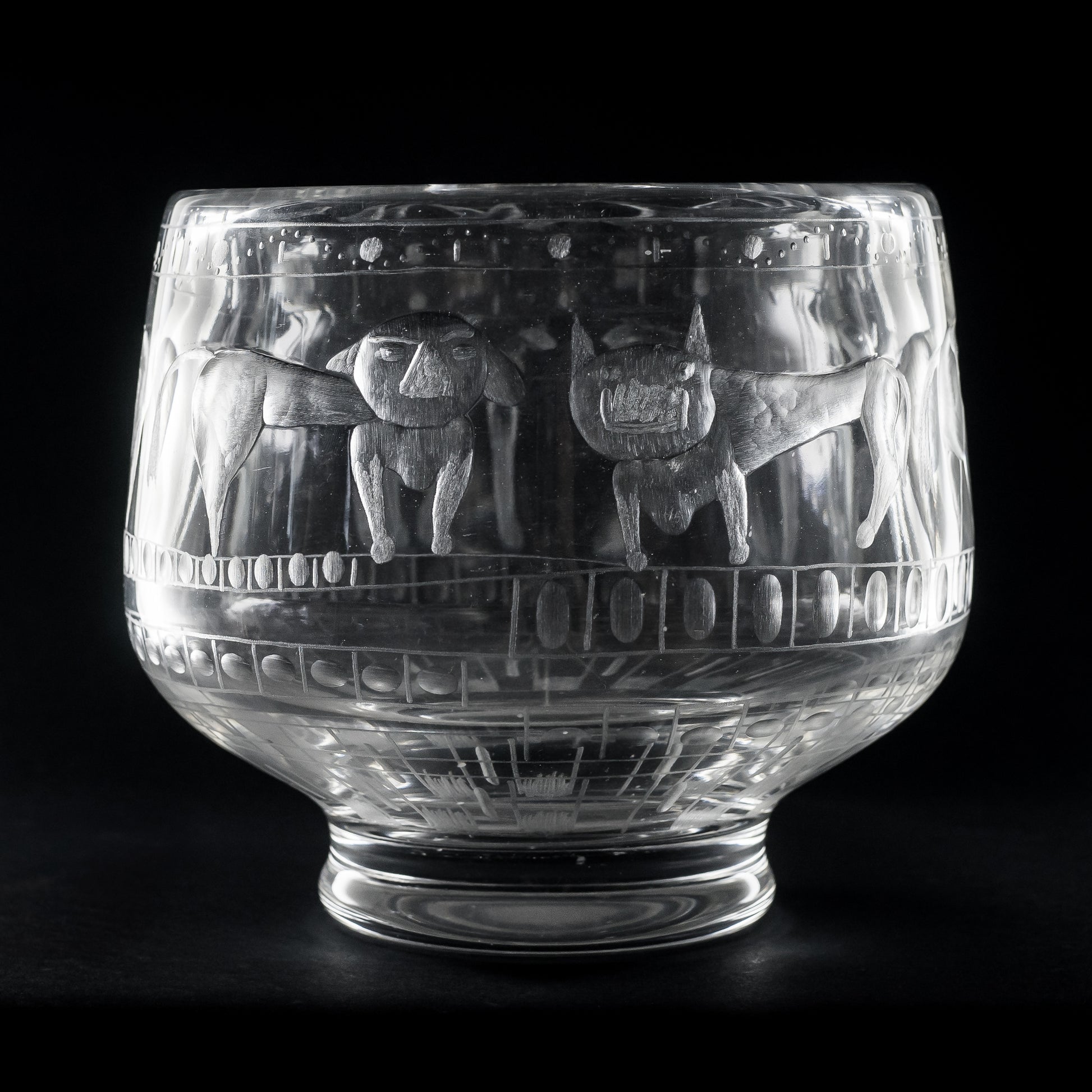 Vas från Boda i glas med slipat motiv. Signerad Boda H 290 1153. 20cm hög. Boda vase with cut motif. H: 20cm/7,5″ and Diam. 22cm/8,7. Signed Boda H 290 1153.