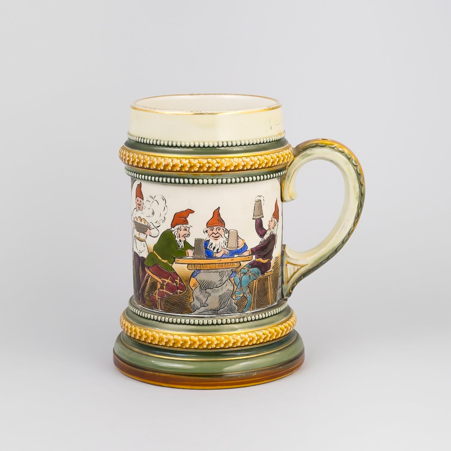Stop från Rörstrand med tomtemotiv, kring år 1900. 16cm hög. Santa Claus jug by Rörstrand, around 1900. H: 16cm/6,3″