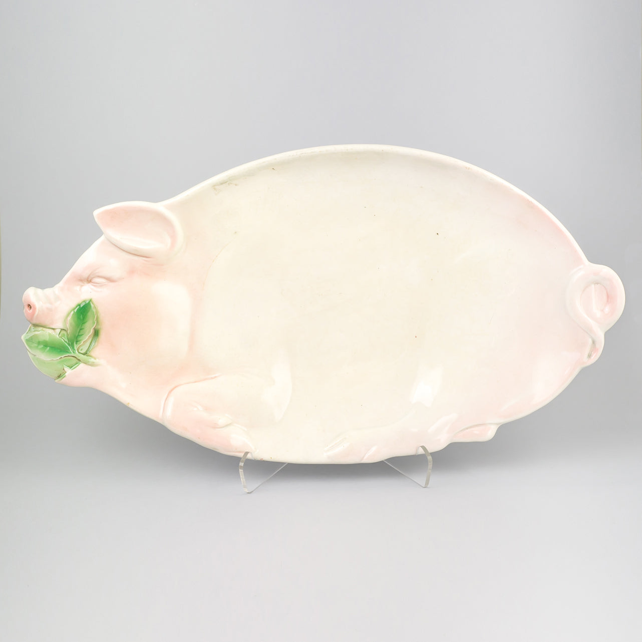 Grisfat från Göteborgs porslinsfabrik, 1910-1920-tal. 52cm brett. Pig plate by Göteborgs porslinsfabrik, 1910’s-1920’s. W: 52cm/20,5″