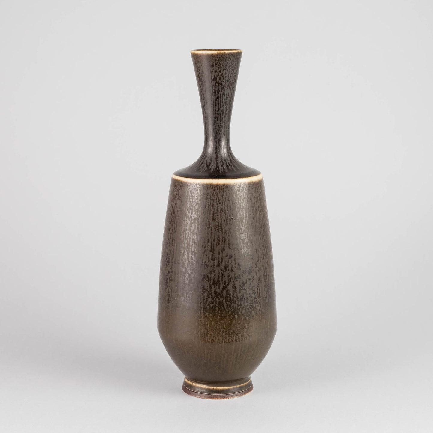 Stengodsvas från Gustavsberg av Berndt Friberg med harpälsglasyr. 23cm hög. Stoneware vase by Berndt Friberg for Gustavsberg. Harefur glaze. H: 23cm/9,1″