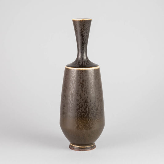 Stengodsvas från Gustavsberg av Berndt Friberg med harpälsglasyr. 23cm hög. Stoneware vase by Berndt Friberg for Gustavsberg. Harefur glaze. H: 23cm/9,1″