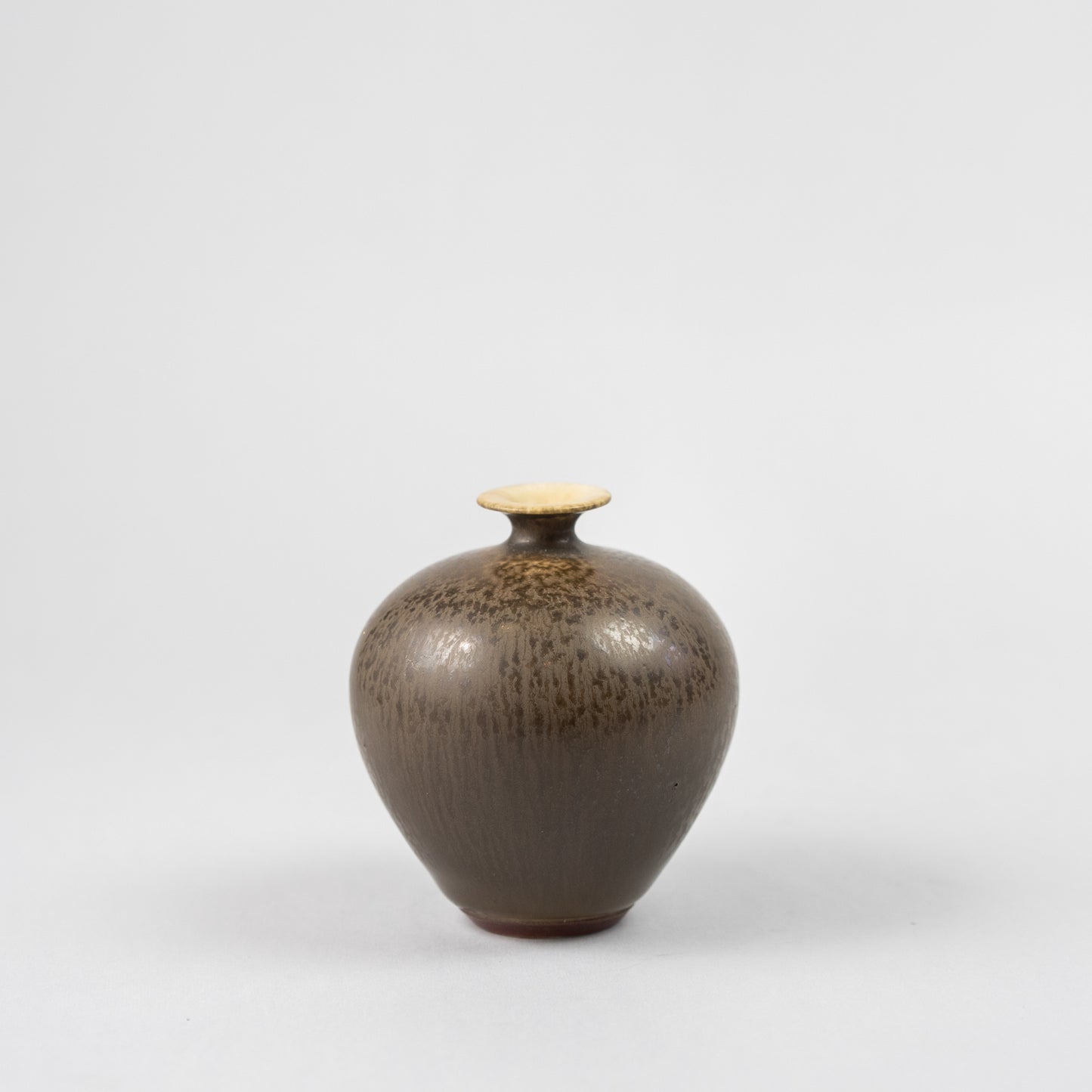 Stengodsvas av Berndt Friberg för Gustavsberg med harpälsglasyr. 7cm hög Stoneware vase by Berndt Friberg for Gustavsberg. Harefur glaze. H: 7cm/2,8″