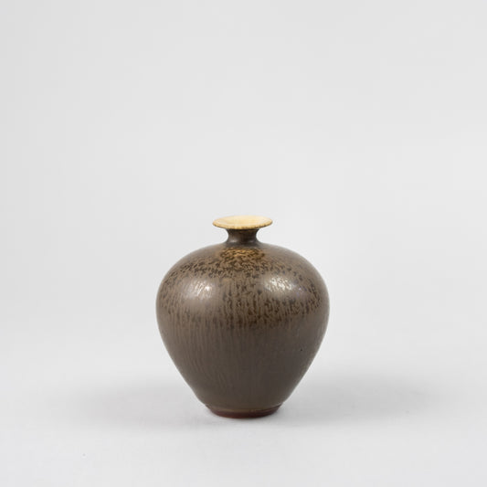 Stengodsvas av Berndt Friberg för Gustavsberg med harpälsglasyr. 7cm hög Stoneware vase by Berndt Friberg for Gustavsberg. Harefur glaze. H: 7cm/2,8″