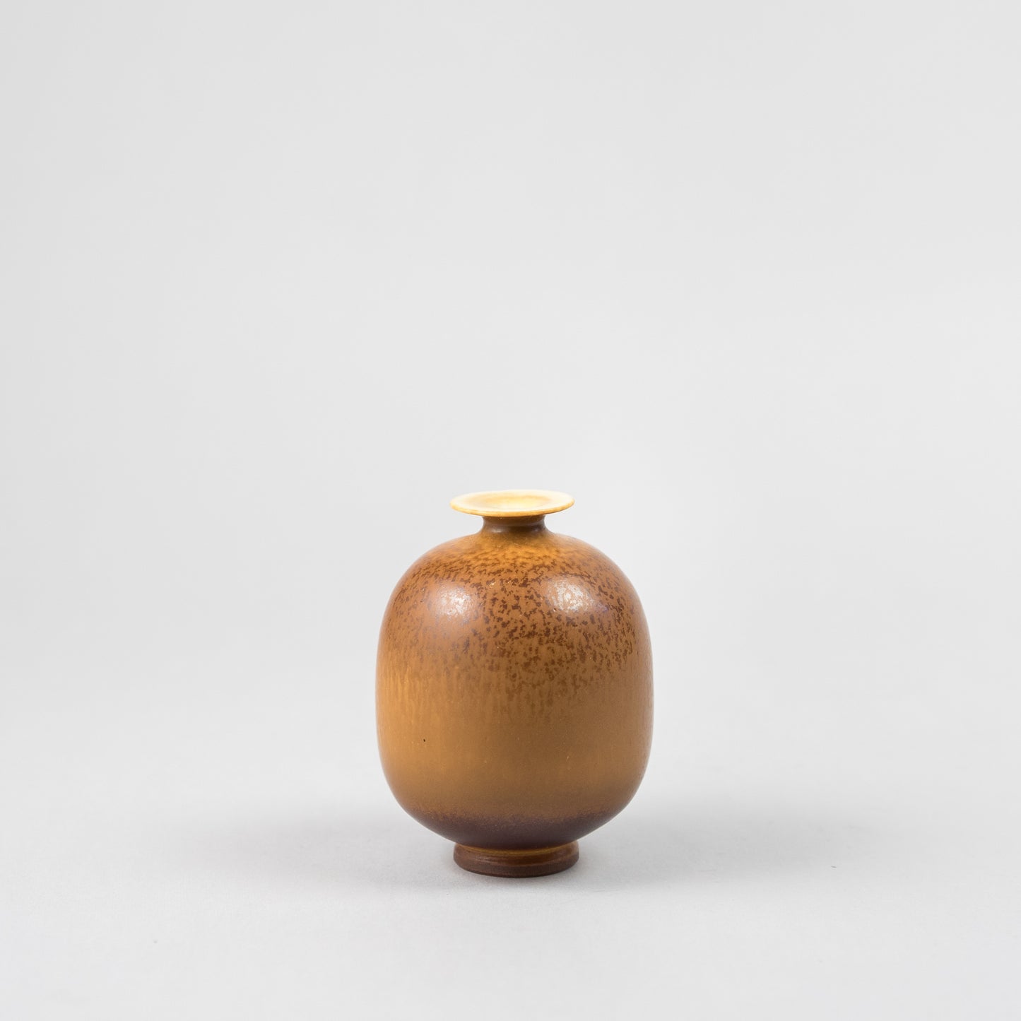 Stengodsvas av Berndt Friberg för Gustavsberg med harpälsglasyr. 6,5cm hög Stoneware vase by Berndt Friberg for Gustavsberg. Harefur glaze. H: 6,5cm/2,6″