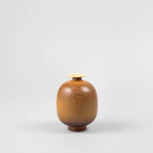 Stengodsvas av Berndt Friberg för Gustavsberg med harpälsglasyr. 6,5cm hög Stoneware vase by Berndt Friberg for Gustavsberg. Harefur glaze. H: 6,5cm/2,6″