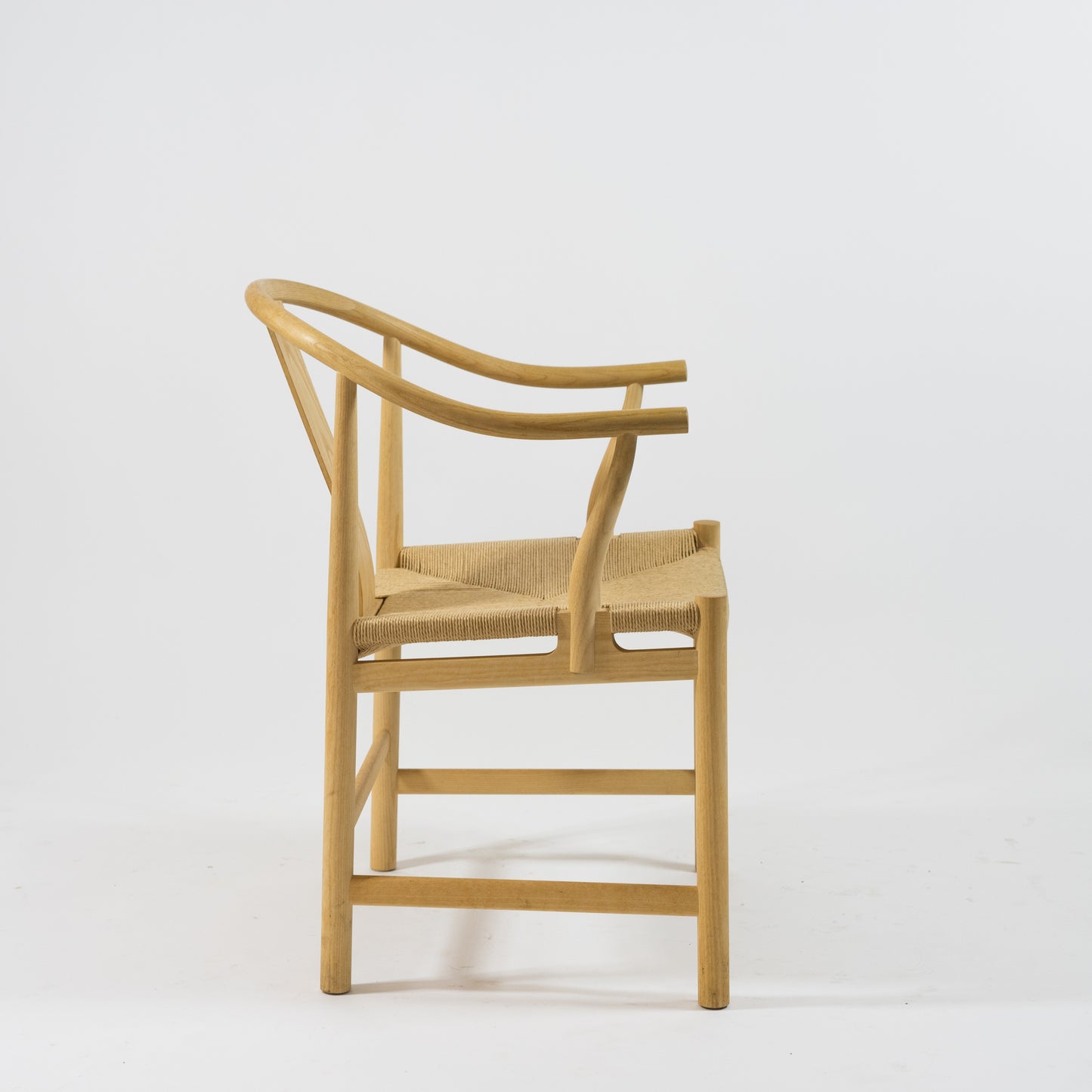 Kinastolen pp66 i ask, och sits i pappersgarn. Hans Wegner för PP Möbler. H: 79cm, B: 58cm, D: 57cm. 16900 kr/st The Chinese chair, in ash and woven paper cord seat. Hans Wegner for PP Möbler. H: 79cm/31,1", W: 58cm/22,8, D: 57cm/22,4". SEK 16900/each