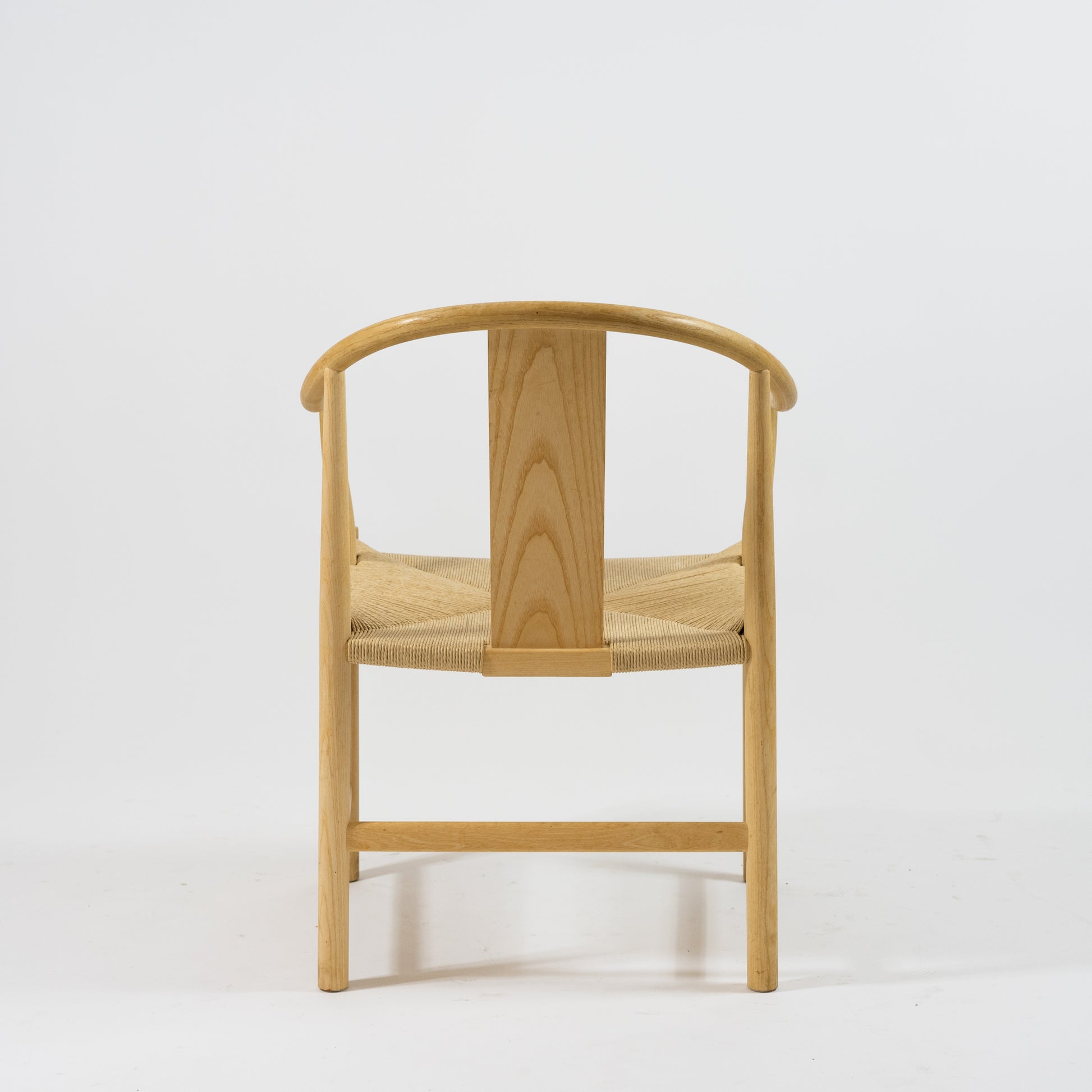 Kinastolen pp66 i ask, och sits i pappersgarn. Hans Wegner för PP Möbler. H: 79cm, B: 58cm, D: 57cm. 16900 kr/st The Chinese chair, in ash and woven paper cord seat. Hans Wegner for PP Möbler. H: 79cm/31,1", W: 58cm/22,8, D: 57cm/22,4". SEK 16900/each