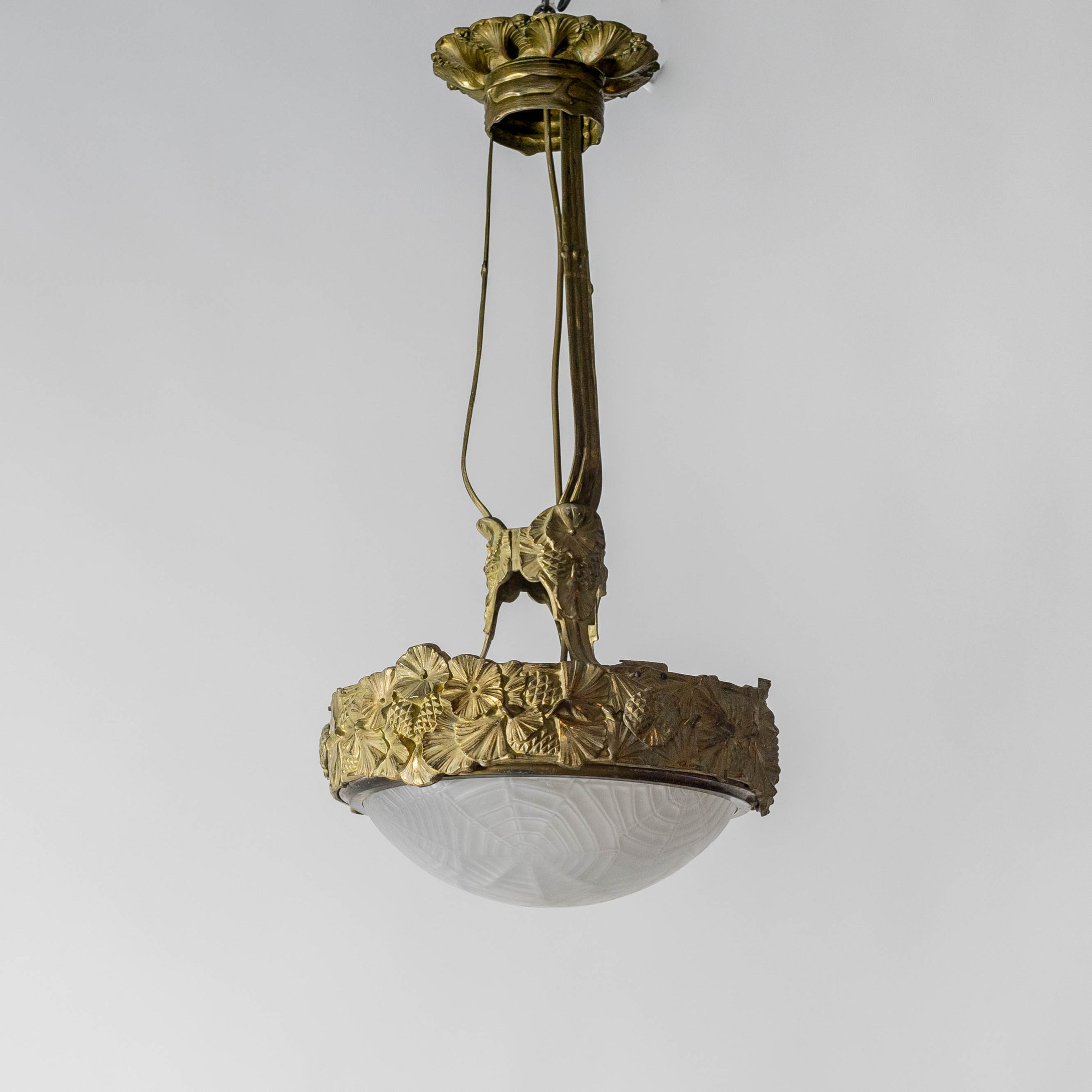 Jugendtaklampa i guldpatinerad brons från Böhlmarks, 1910-tal. 70cm hög och diam. 35cm. An art nouveau ceiling light in bronze. Made by Böhlmarks around 1910. H: 70cm/27,6″ and diam. 35cm/13,8″